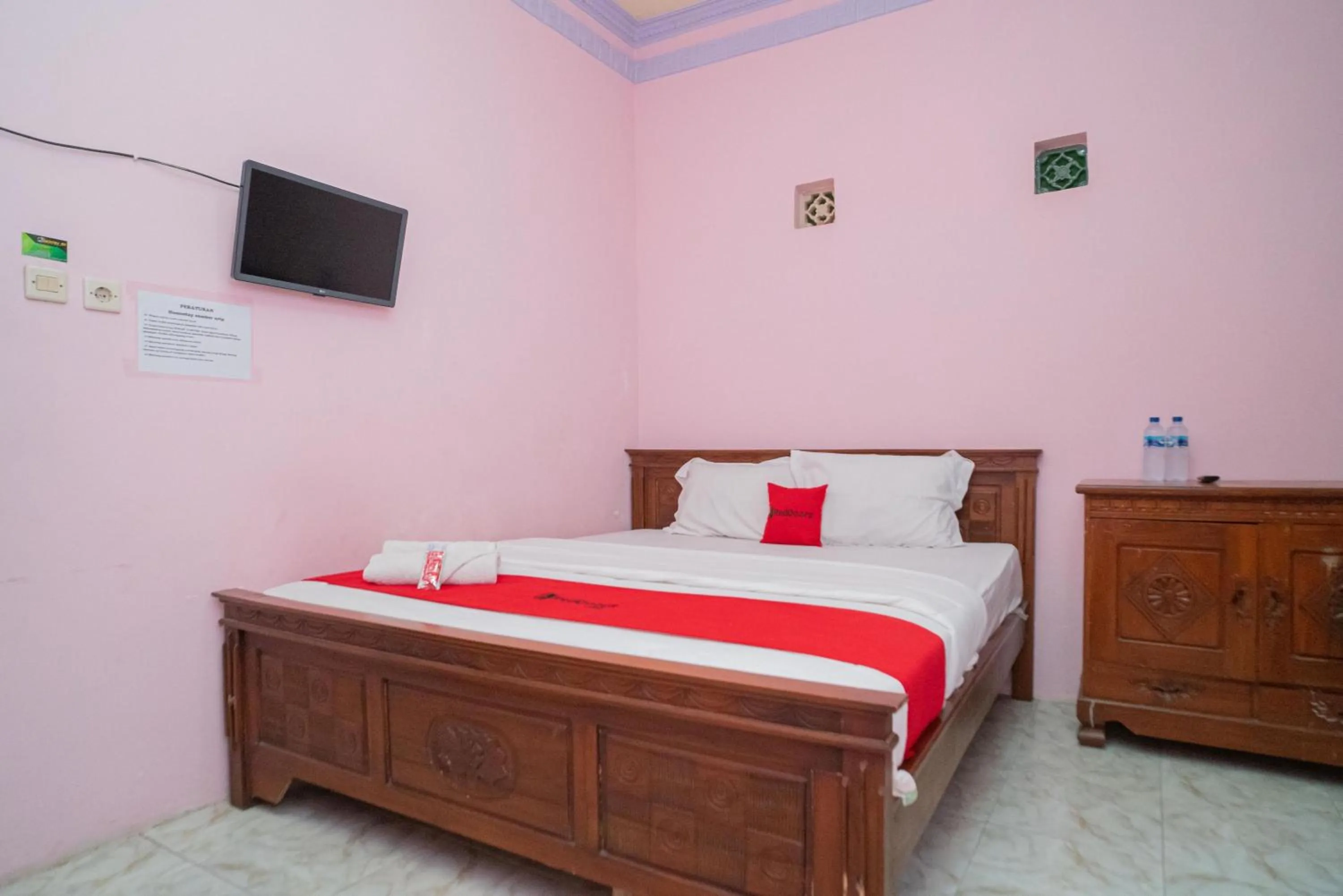 Bedroom, Bed in RedDoorz Syariah near Batu Night Spectacular 3