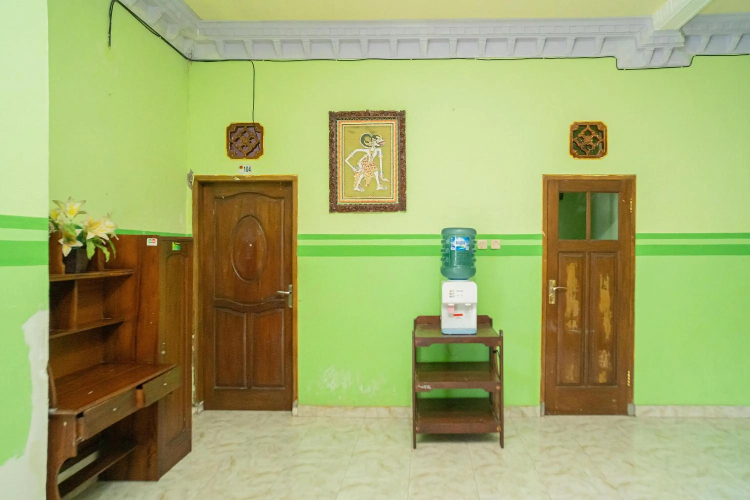 Communal lounge/ TV room in RedDoorz Syariah near Batu Night Spectacular 3