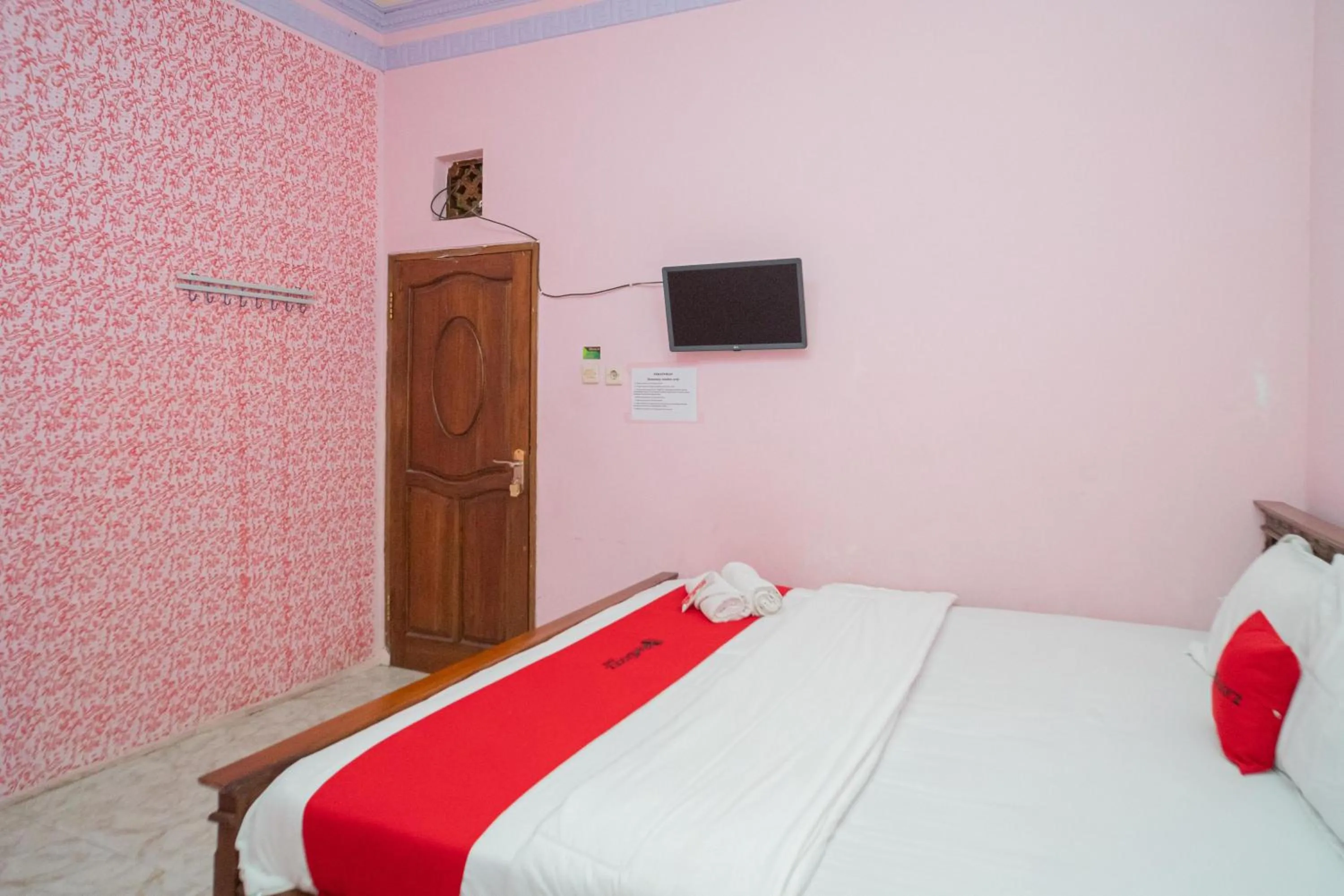 Bed in RedDoorz Syariah near Batu Night Spectacular 3