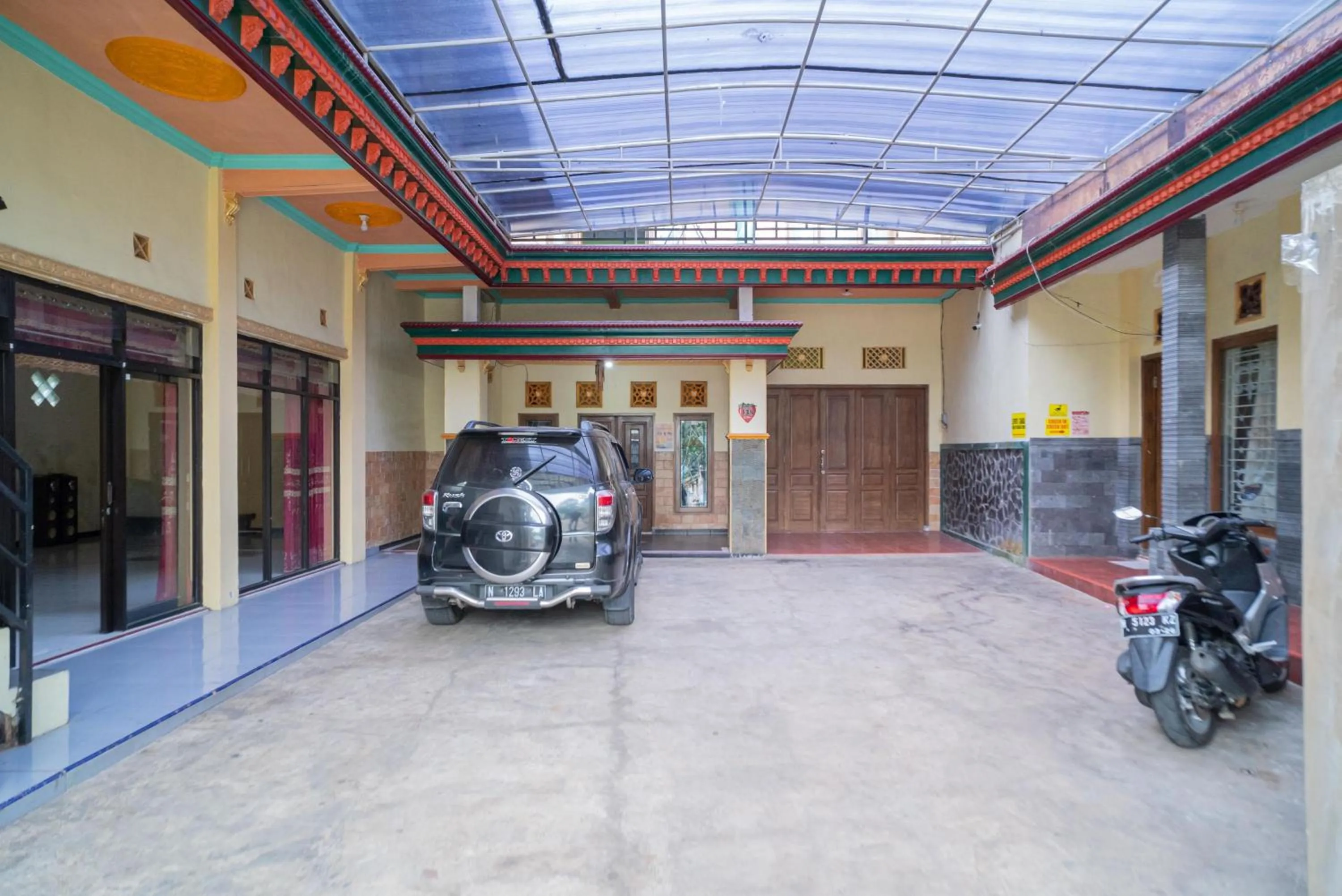 Parking in RedDoorz Syariah near Batu Night Spectacular 3