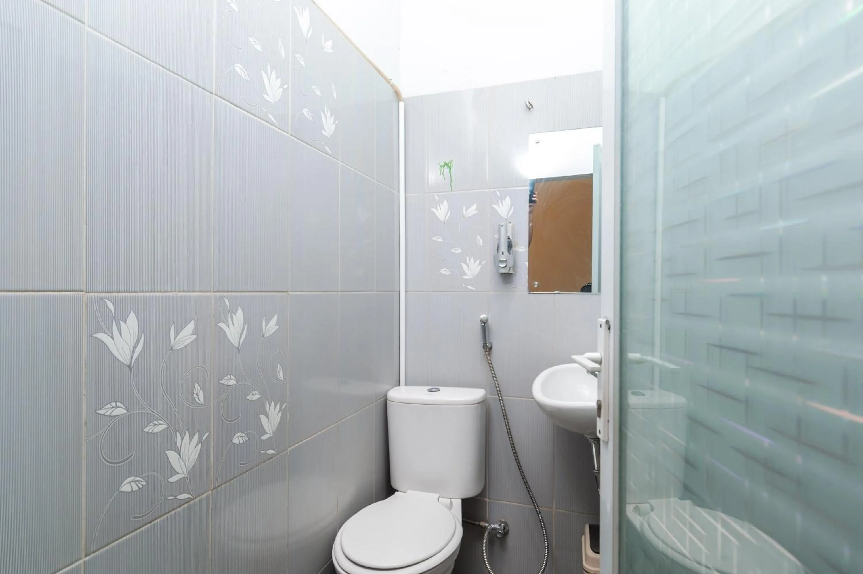 Bathroom in RedDoorz Syariah At Dinda Residence