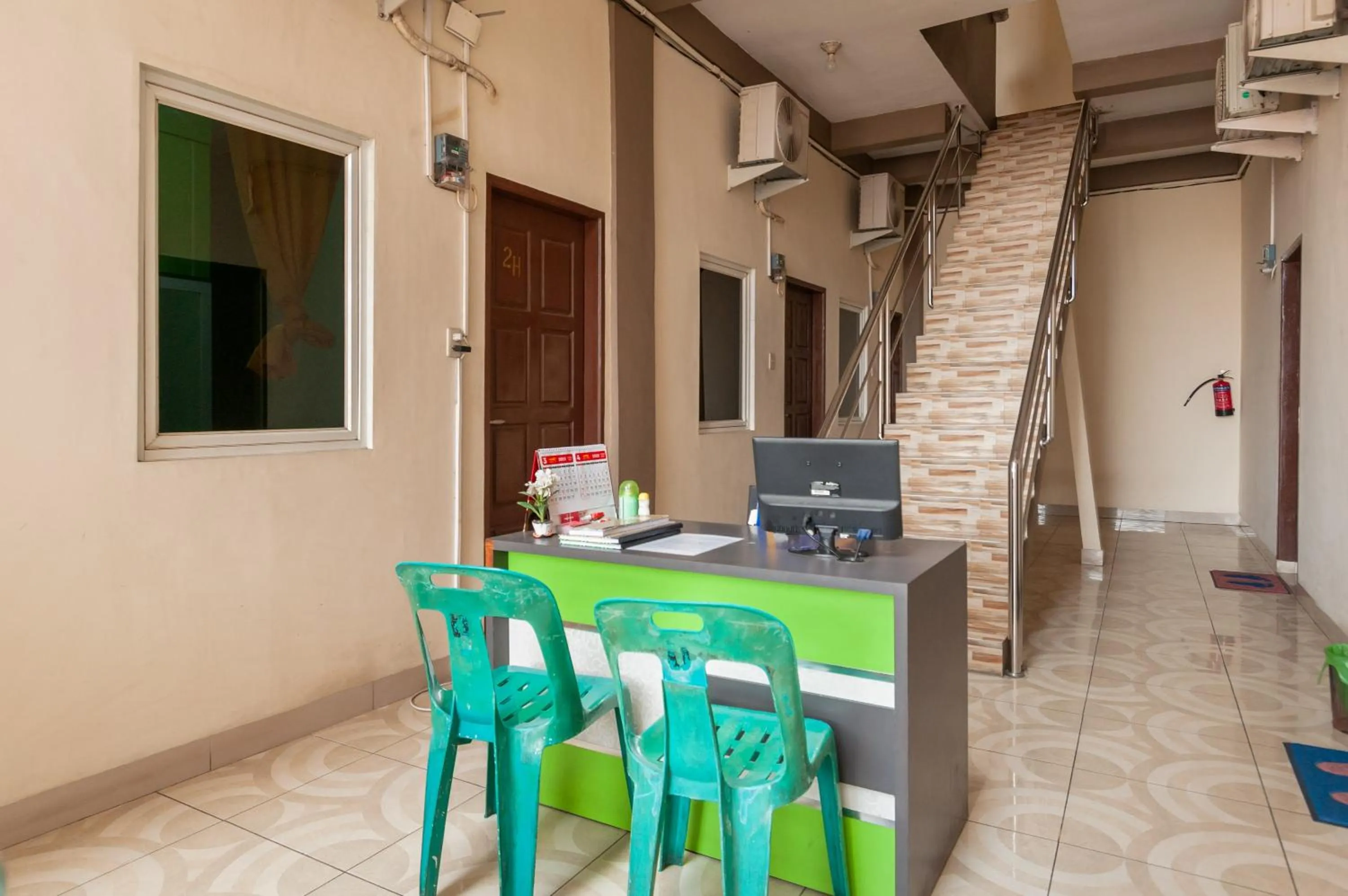 Lobby or reception in RedDoorz Syariah At Dinda Residence