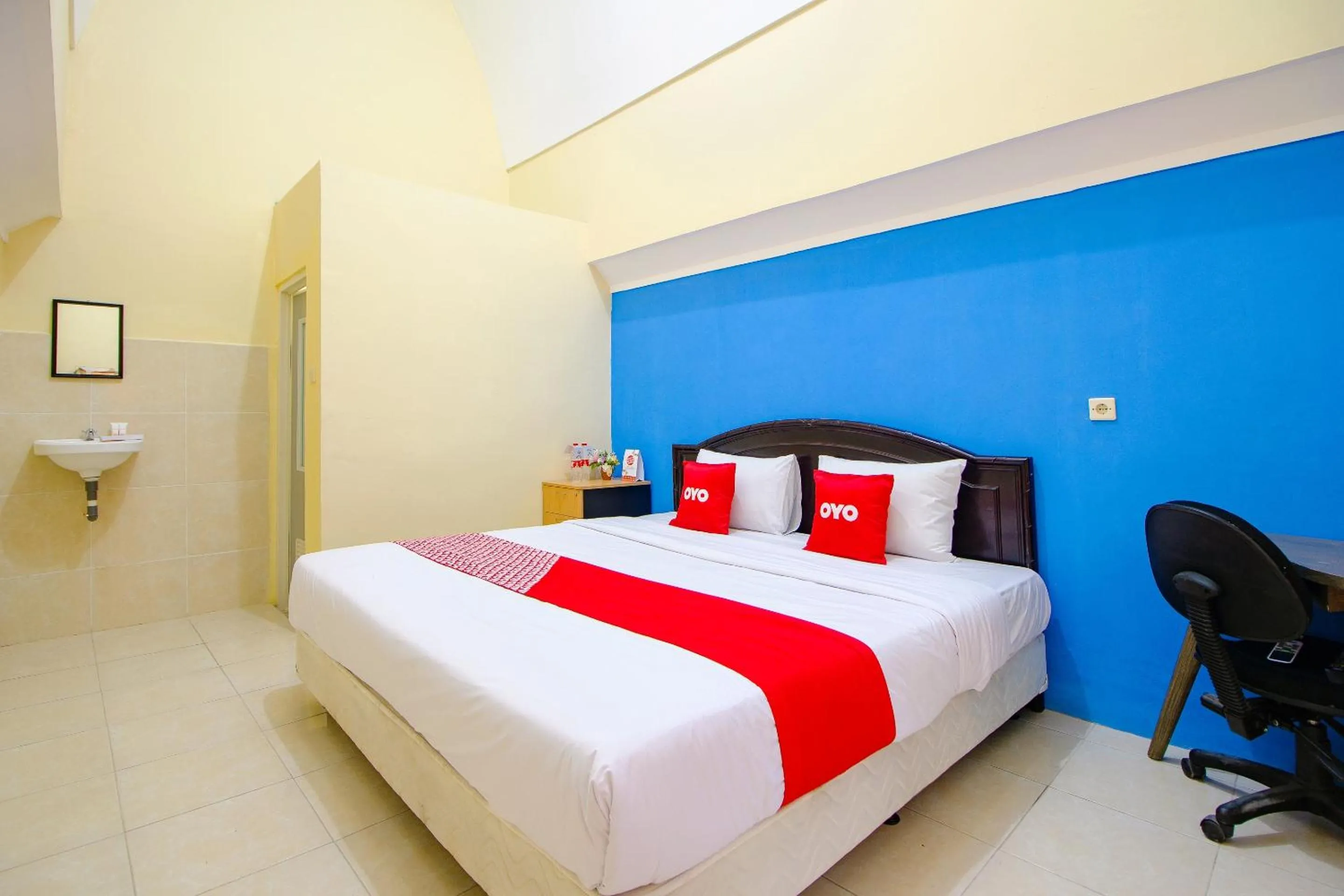 Bedroom, Bed in OYO Life 1643 Grand Monica