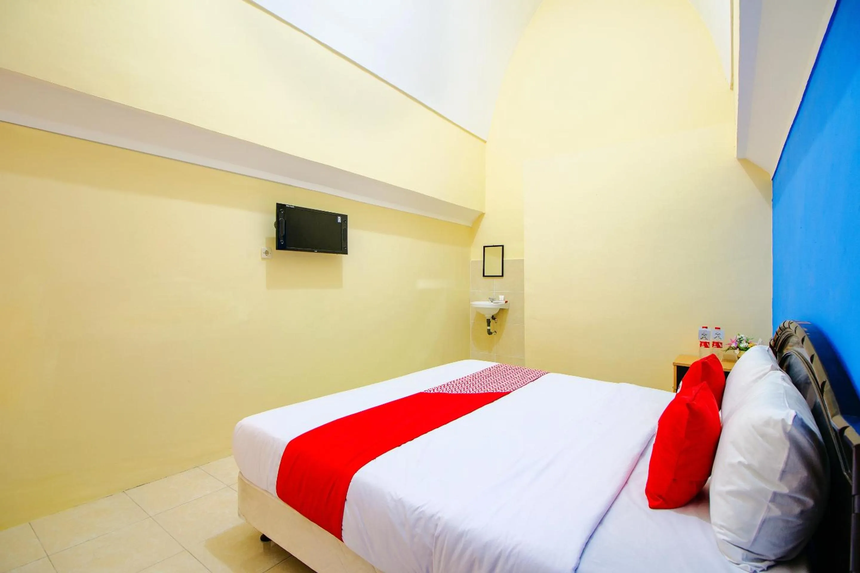 Bedroom, Bed in OYO Life 1643 Grand Monica