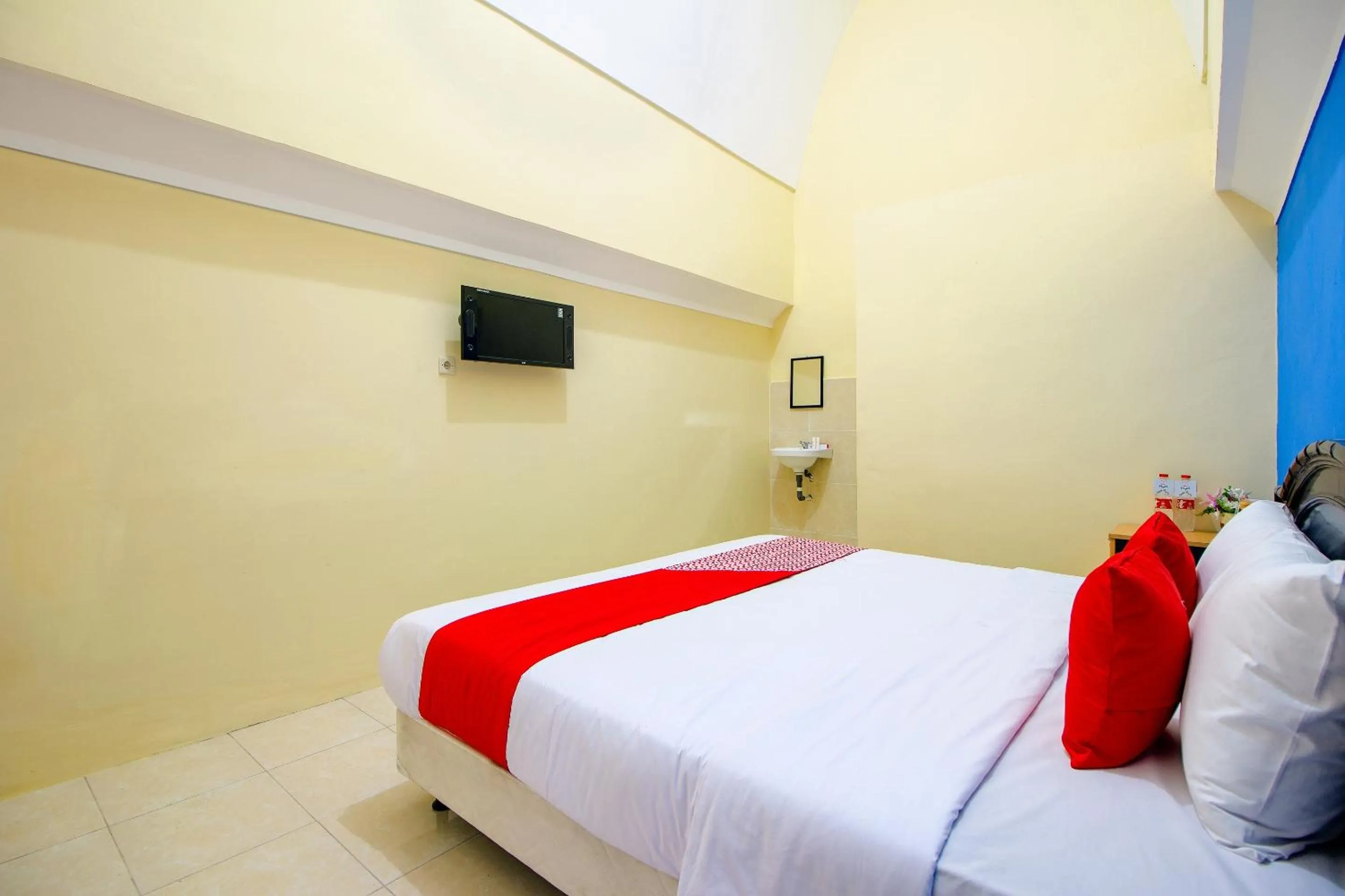 Bedroom, Bed in OYO Life 1643 Grand Monica