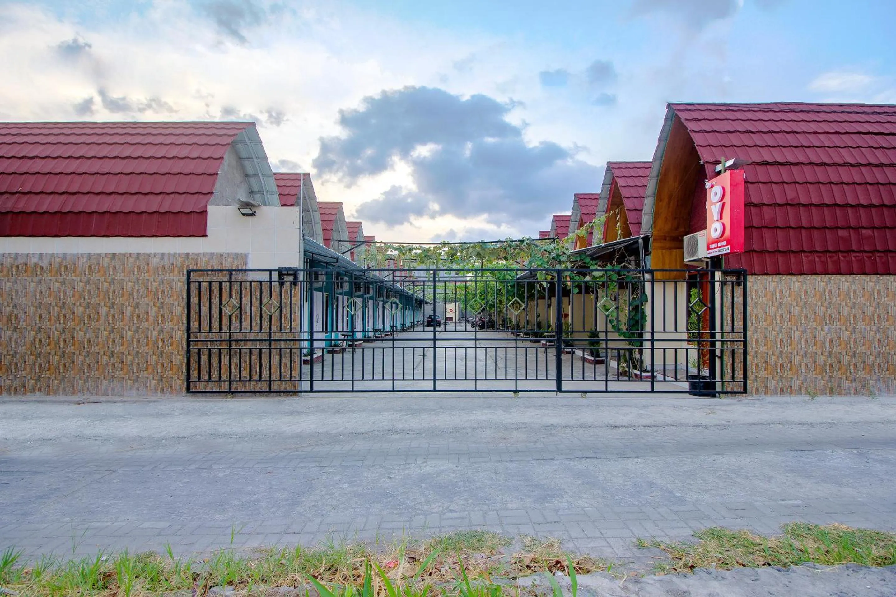 Facade/entrance in OYO Life 1643 Grand Monica