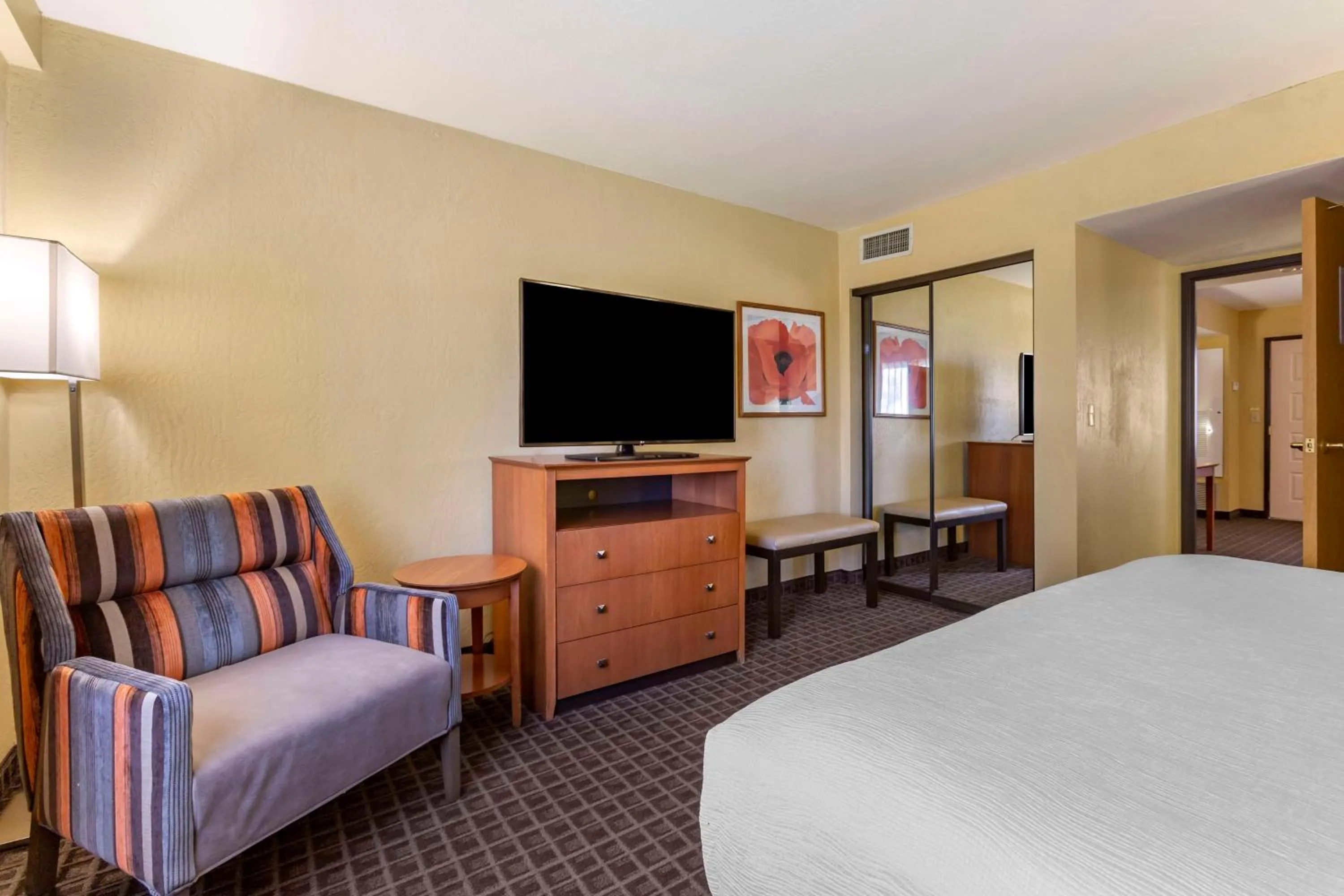 Bedroom, Bed in Best Western Plus Scottsdale Thunderbird Suites