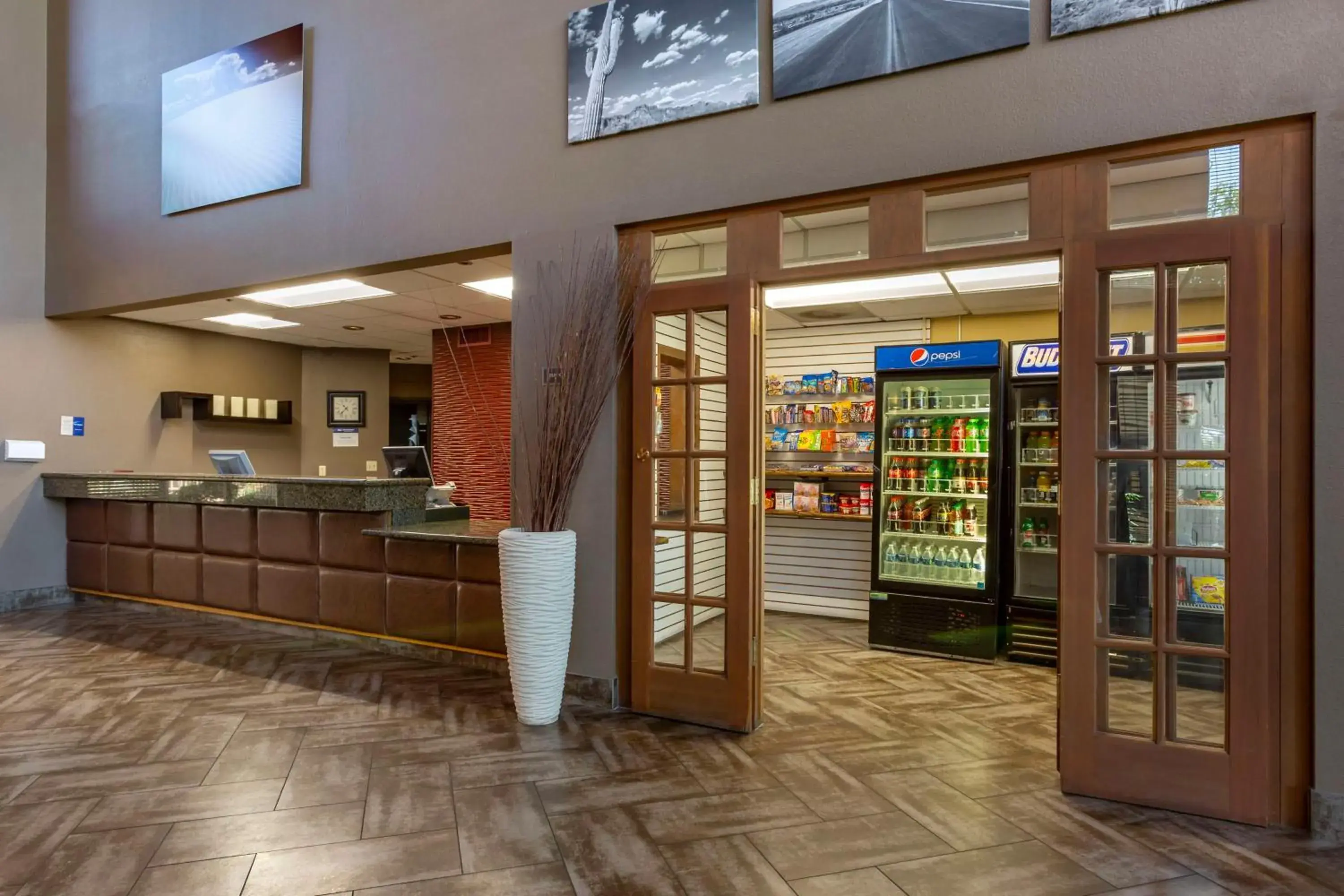 Lobby or reception in Best Western Plus Scottsdale Thunderbird Suites Lobby or reception in Best Western Plus Scottsdale Thunderbird Suites