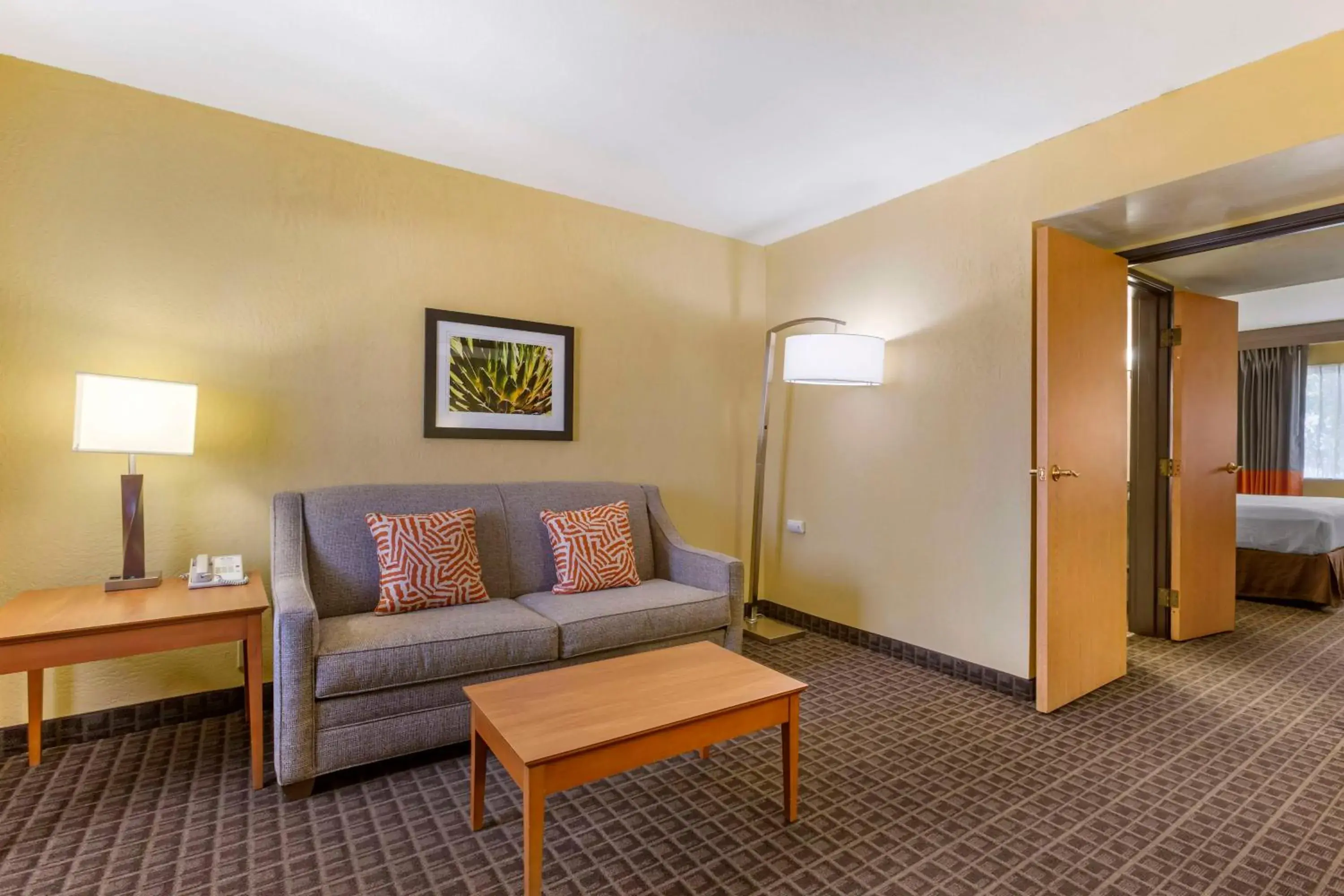 Bedroom, Bed in Best Western Plus Scottsdale Thunderbird Suites Bedroom, Bed in Best Western Plus Scottsdale Thunderbird Suites