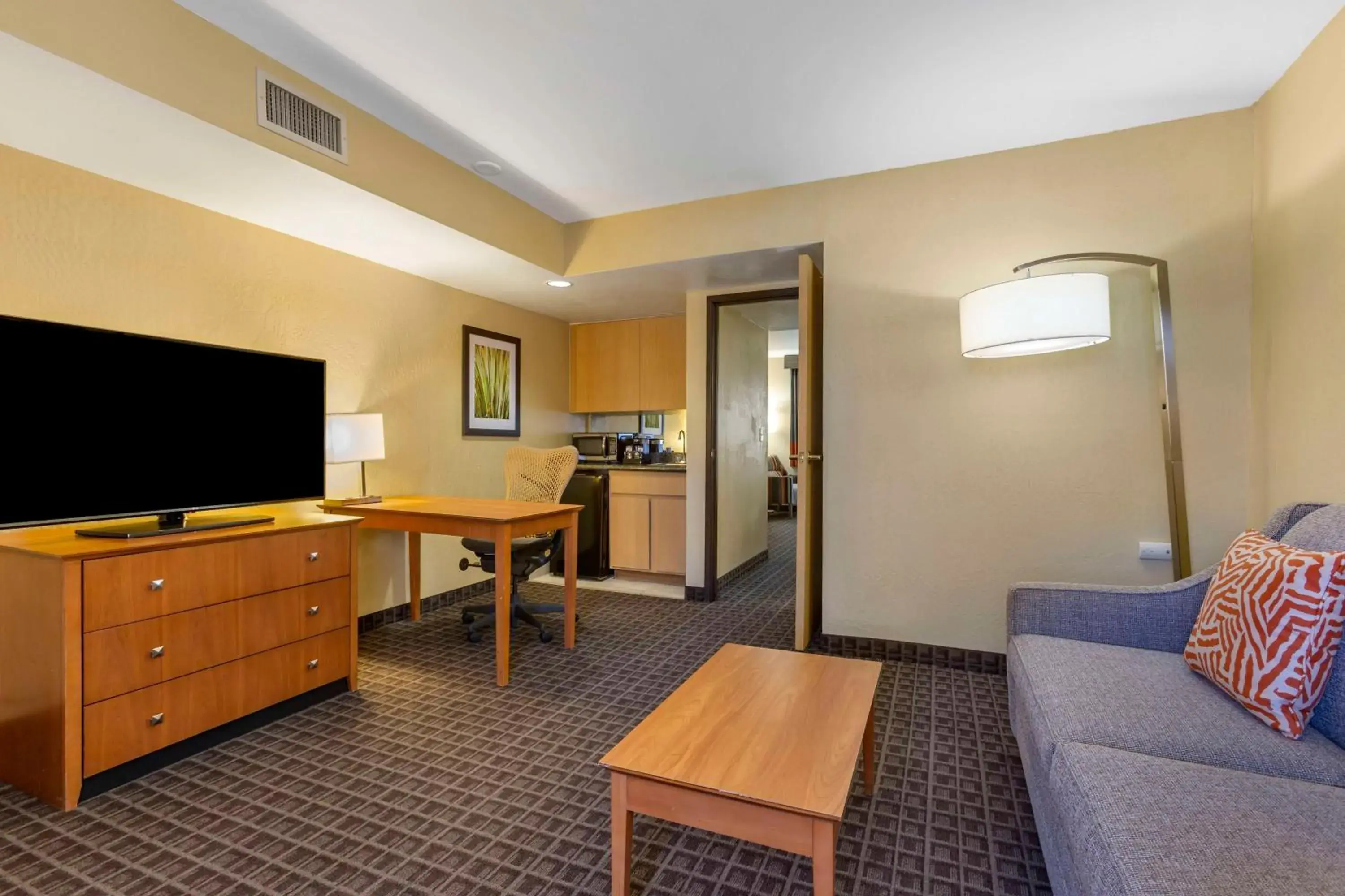 Bedroom in Best Western Plus Scottsdale Thunderbird Suites Bedroom in Best Western Plus Scottsdale Thunderbird Suites