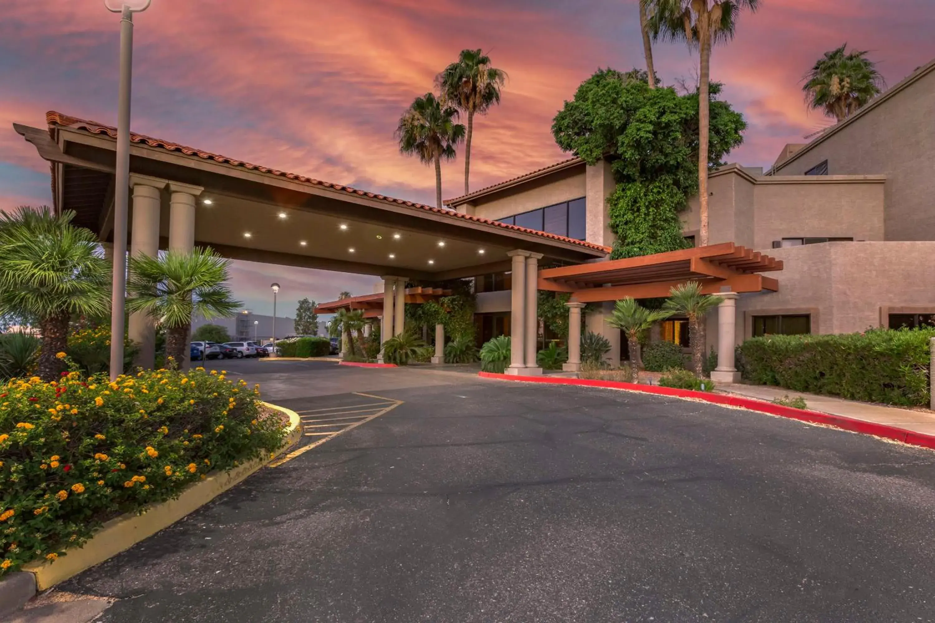 Property building in Best Western Plus Scottsdale Thunderbird Suites Property building in Best Western Plus Scottsdale Thunderbird Suites
