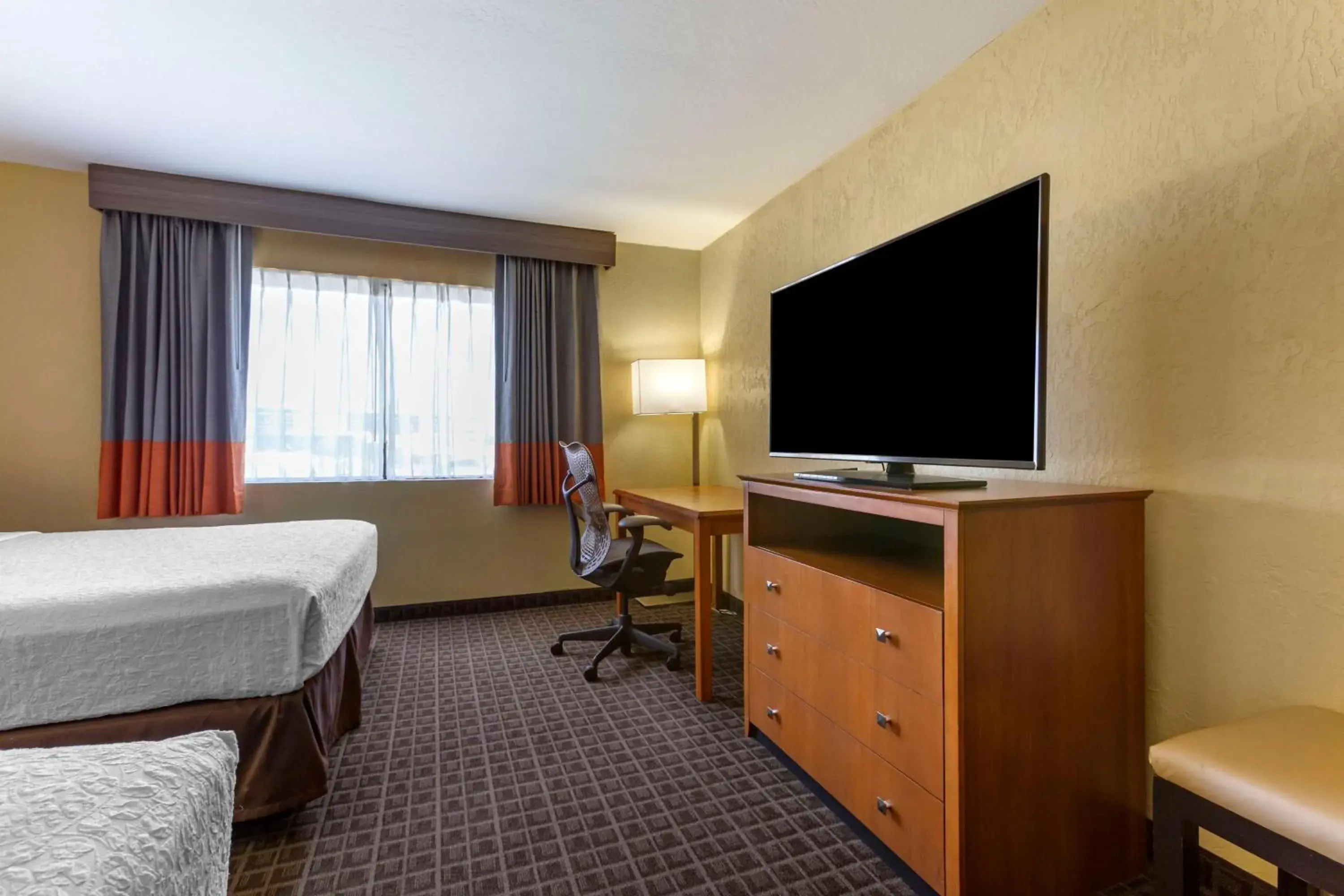 Bedroom, Bed in Best Western Plus Scottsdale Thunderbird Suites Bedroom, Bed in Best Western Plus Scottsdale Thunderbird Suites