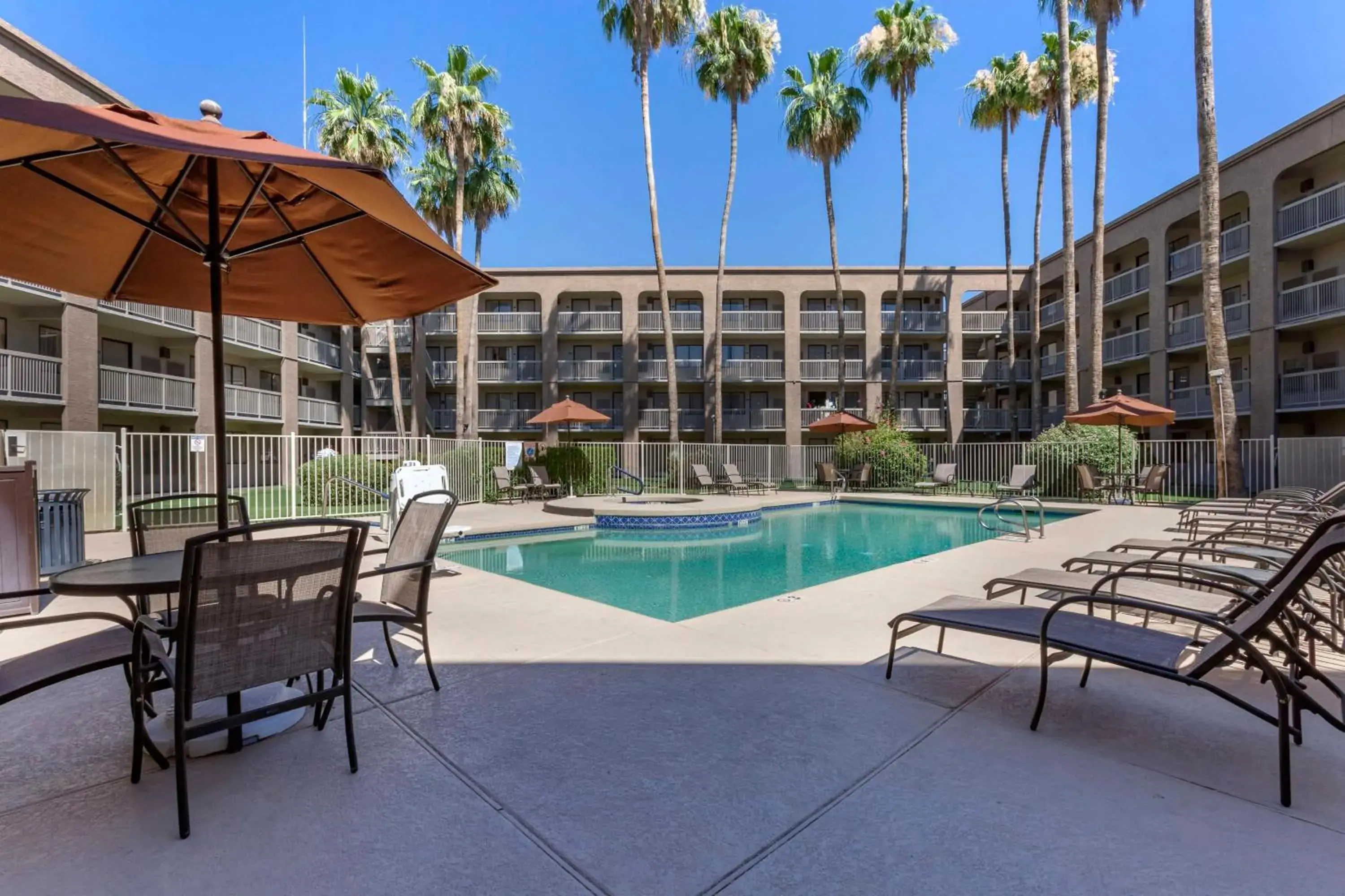 Pool view in Best Western Plus Scottsdale Thunderbird Suites Pool view in Best Western Plus Scottsdale Thunderbird Suites