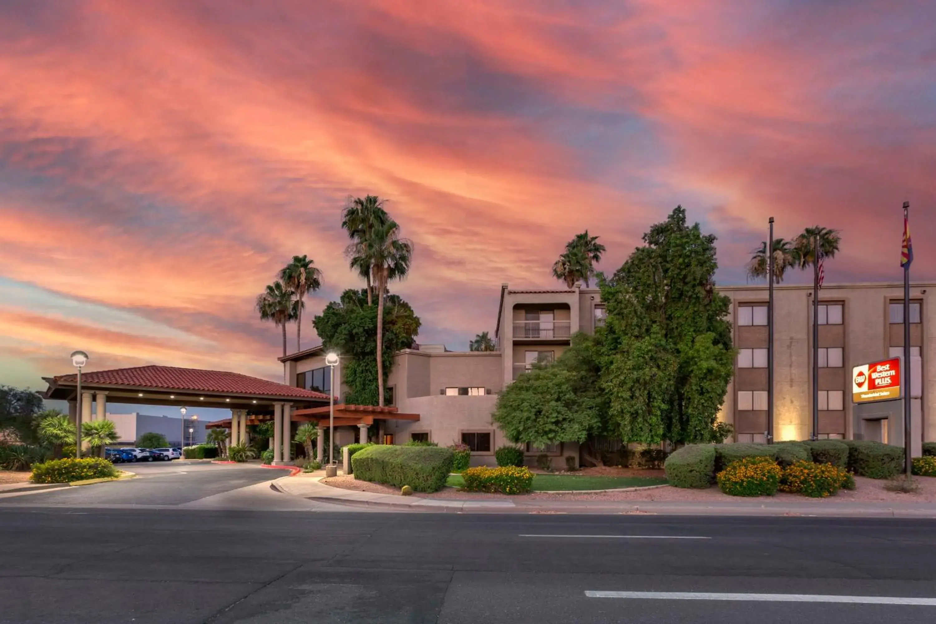 Property building in Best Western Plus Scottsdale Thunderbird Suites Property building in Best Western Plus Scottsdale Thunderbird Suites