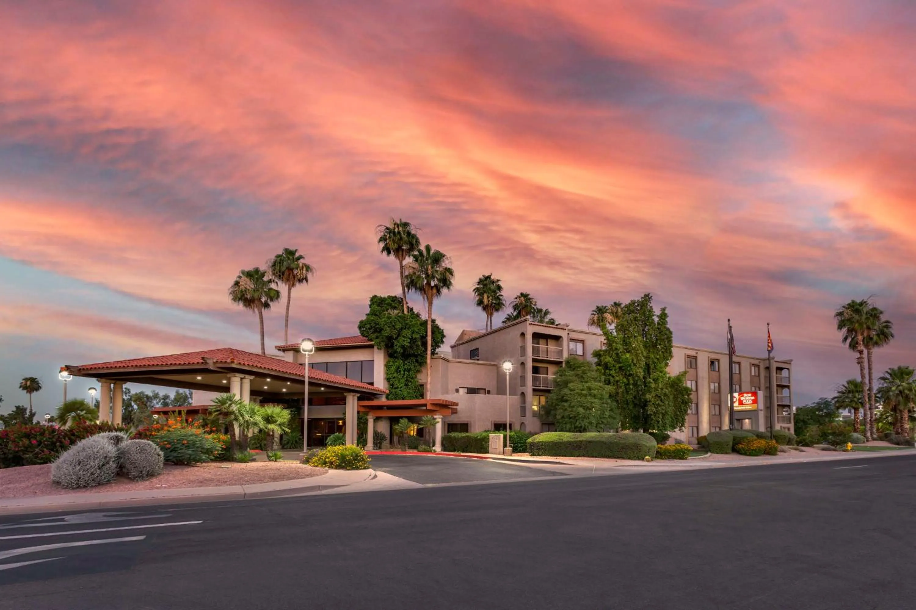 Property building in Best Western Plus Scottsdale Thunderbird Suites