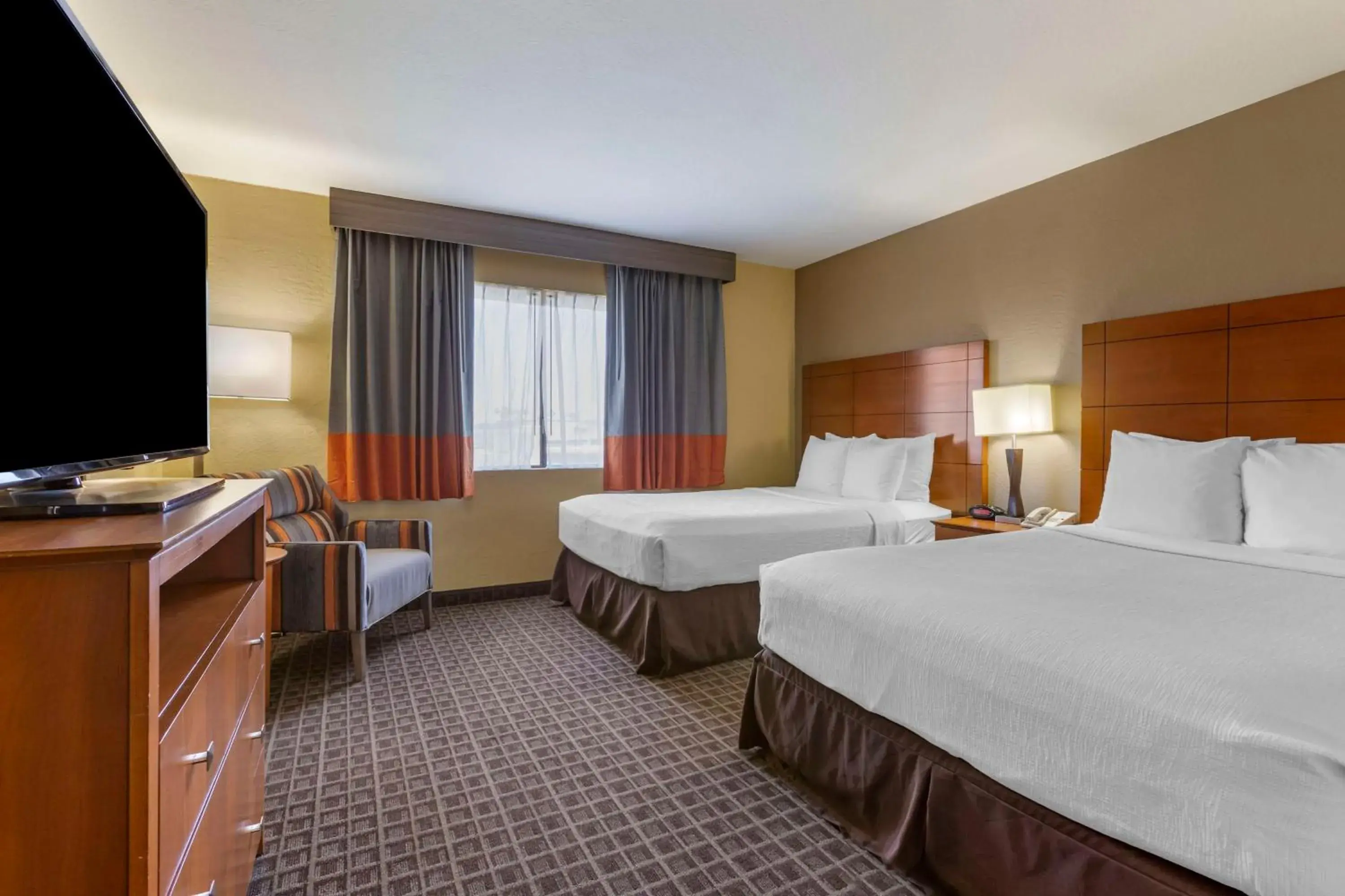 Bedroom, Bed in Best Western Plus Scottsdale Thunderbird Suites Bedroom, Bed in Best Western Plus Scottsdale Thunderbird Suites