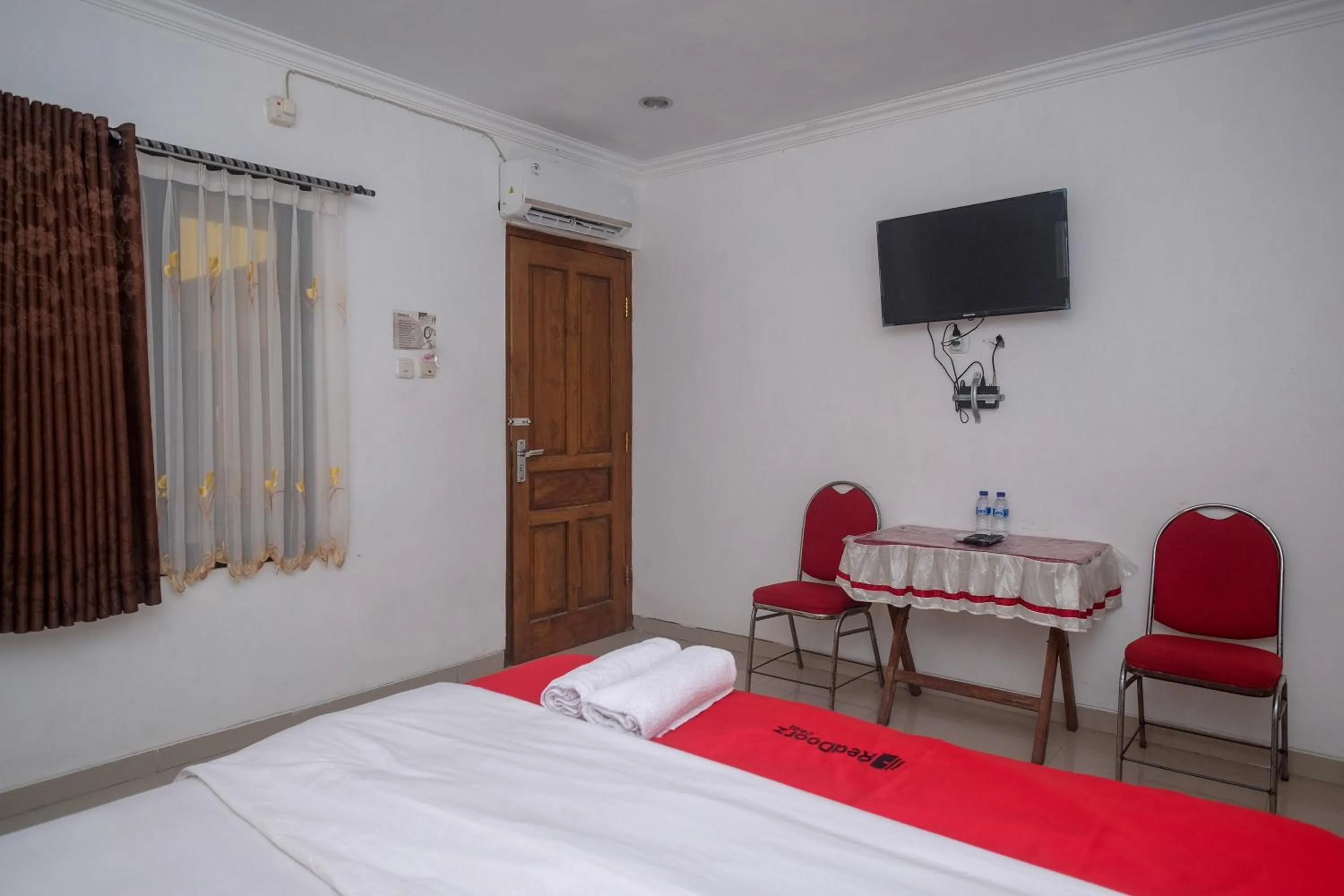 Bedroom, Bed in RedDoorz at H&W Hotel Solo