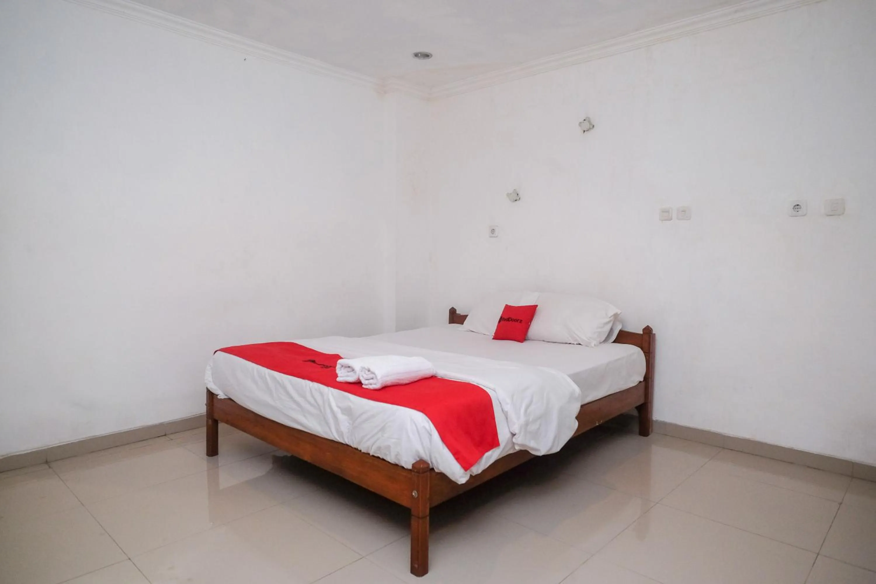 Bedroom, Bed in RedDoorz at H&W Hotel Solo