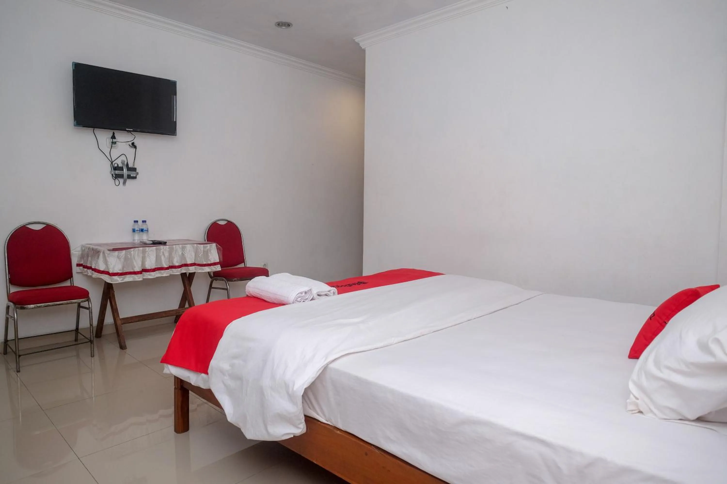 Bedroom, Bed in RedDoorz at H&W Hotel Solo