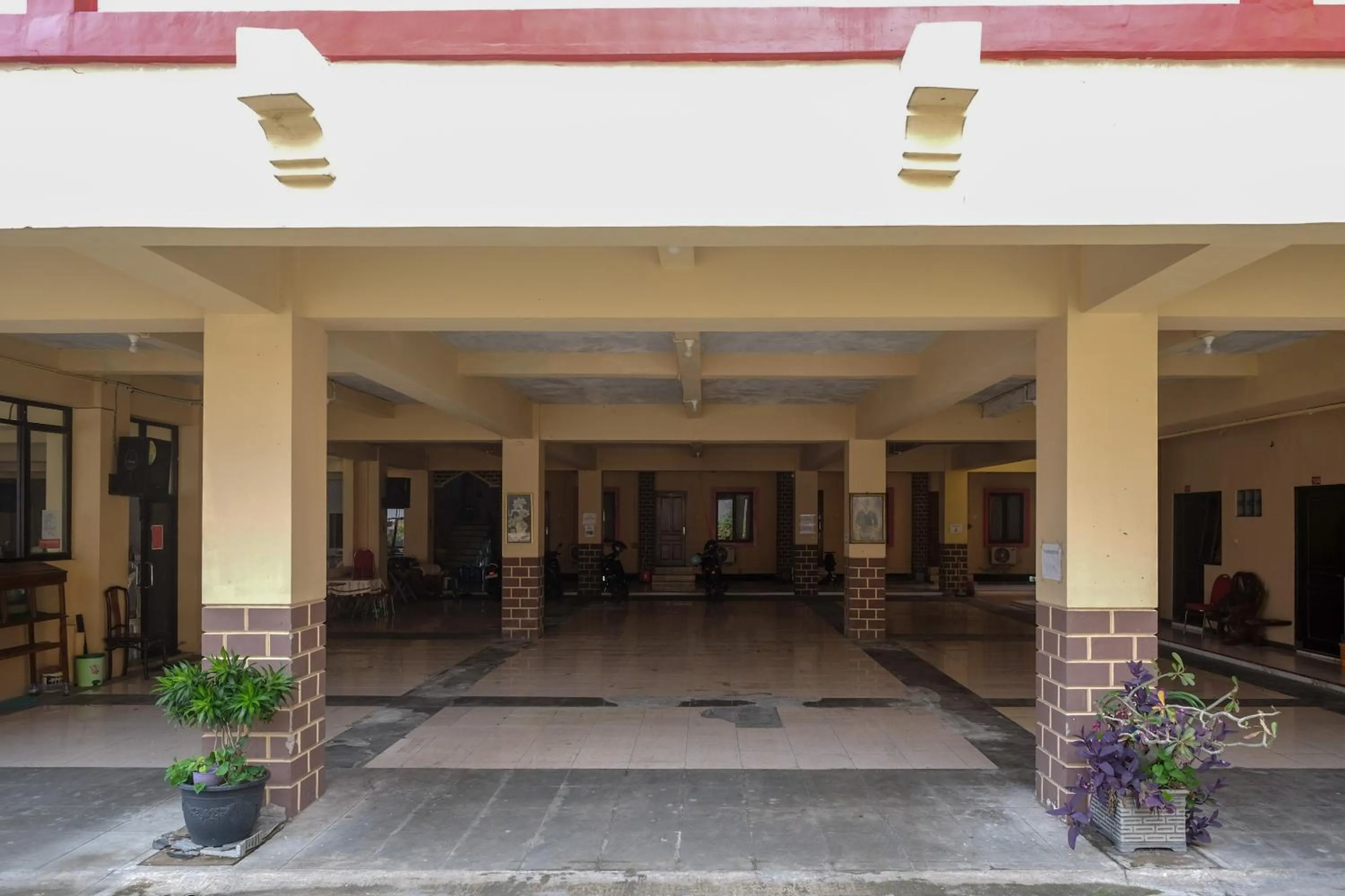 Facade/entrance in RedDoorz at H&W Hotel Solo