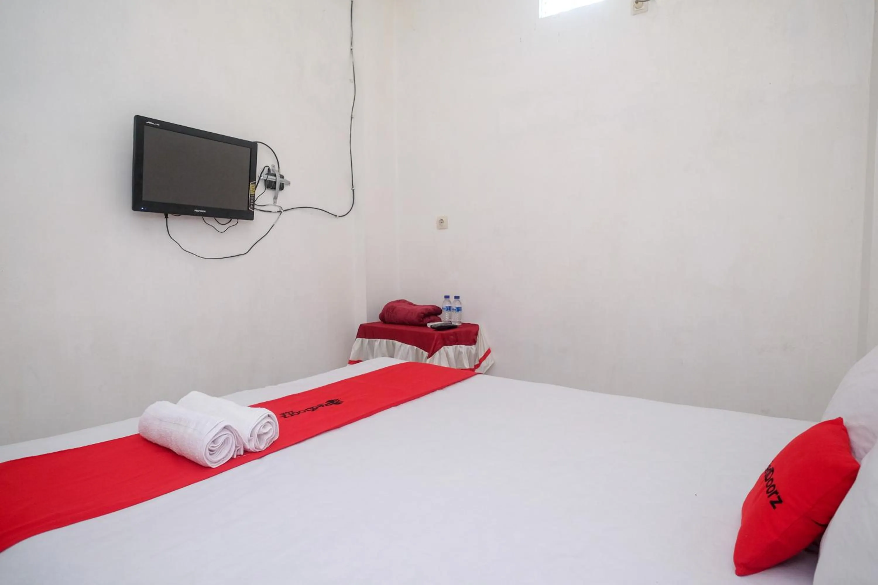 Bedroom, Bed in RedDoorz at H&W Hotel Solo