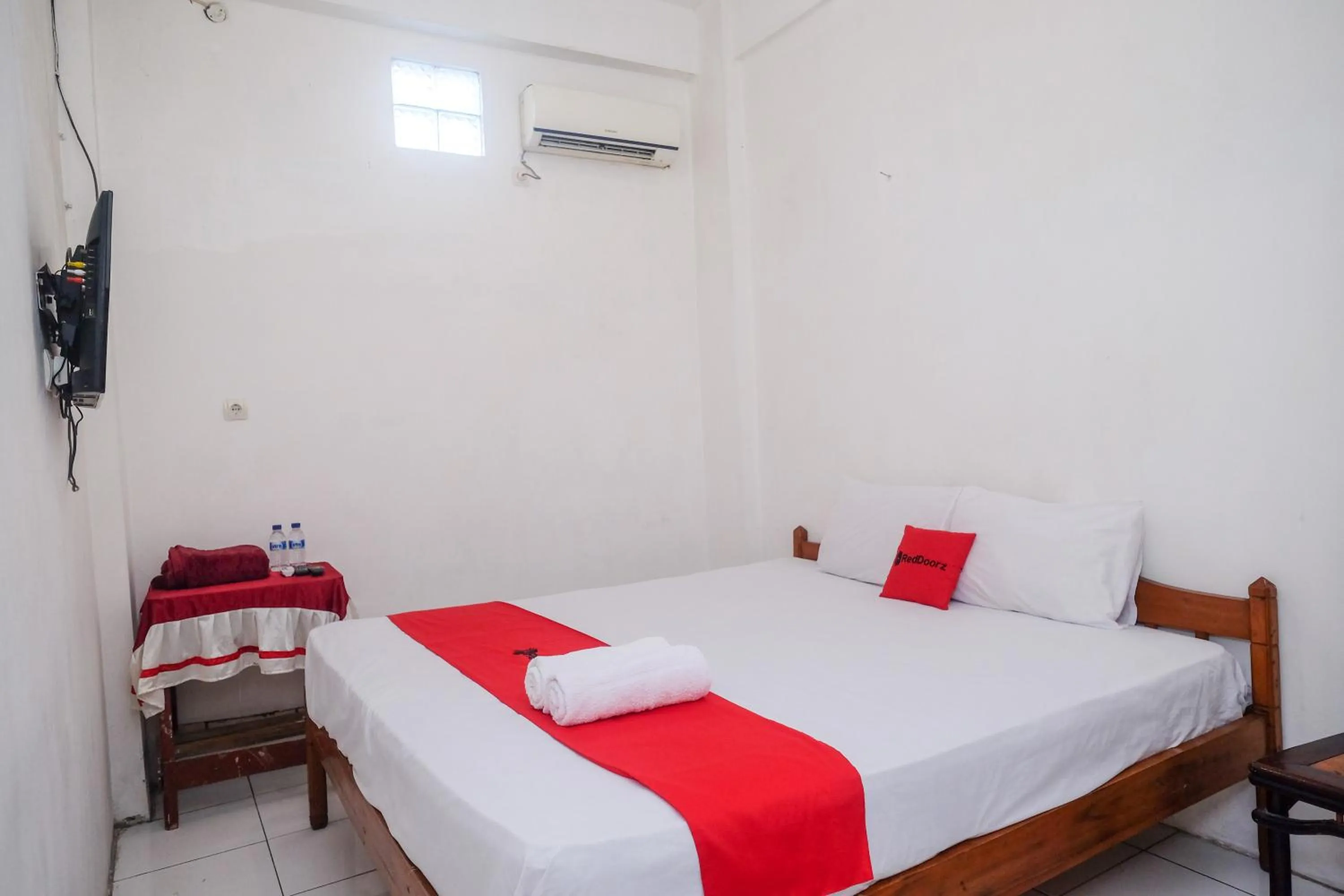 Bedroom, Bed in RedDoorz at H&W Hotel Solo