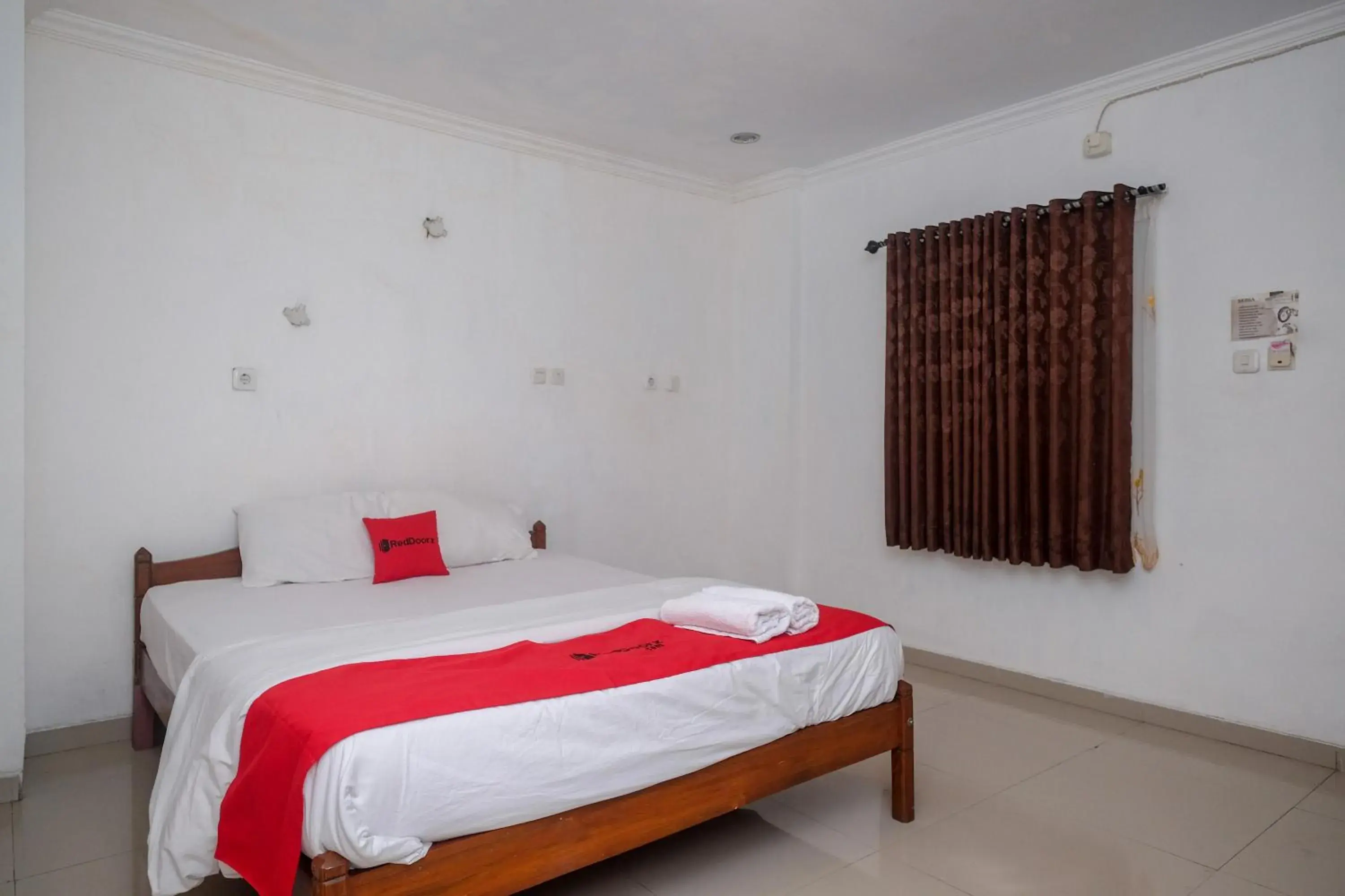 Deluxe Room in RedDoorz at H&W Hotel Solo Deluxe Room in RedDoorz at H&W Hotel Solo