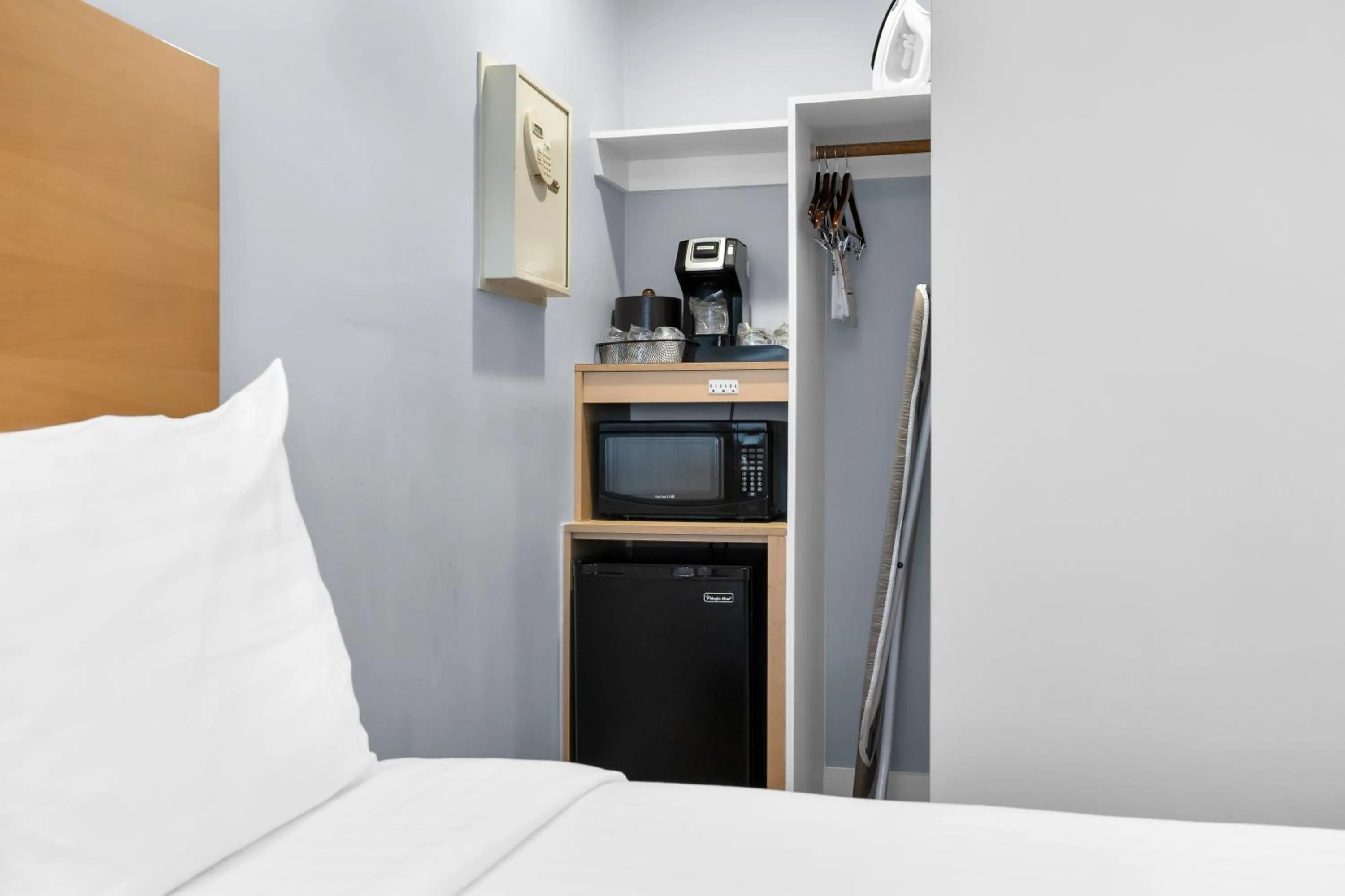 Photo of the whole room, Bed in The Millwood