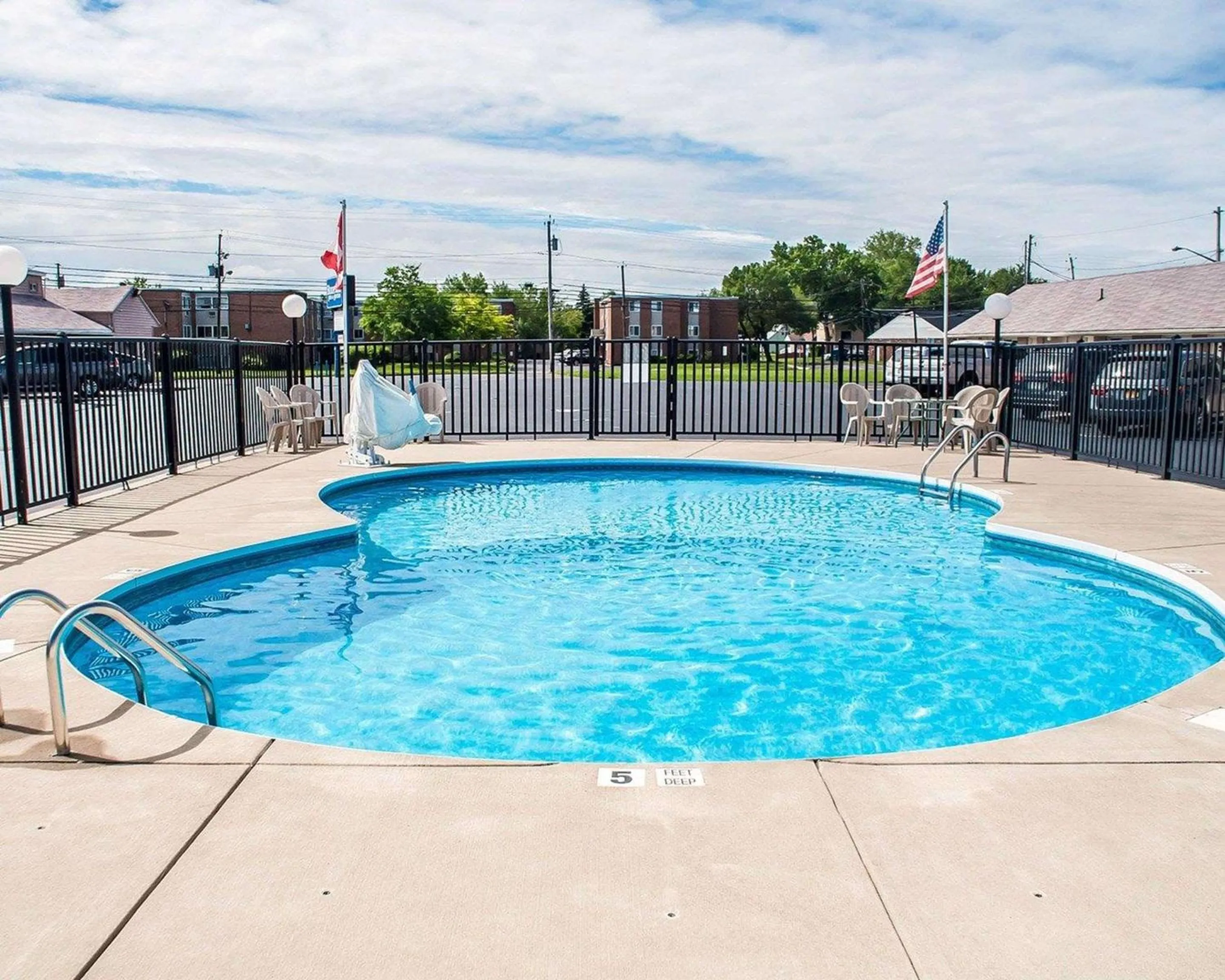 On site, Swimming Pool in Castle Inn & Suites Niagara Falls