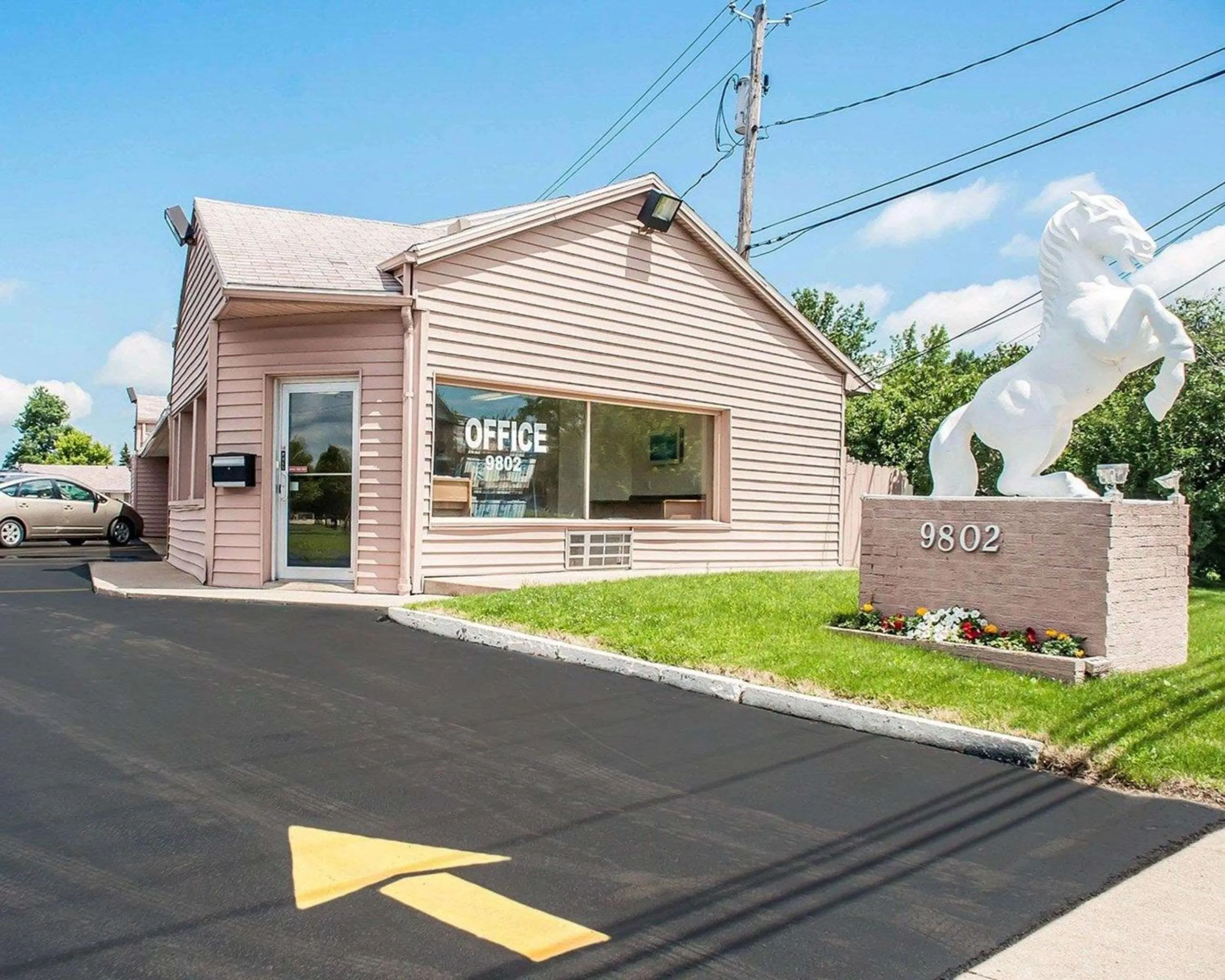 Property Building in Castle Inn & Suites Niagara Falls