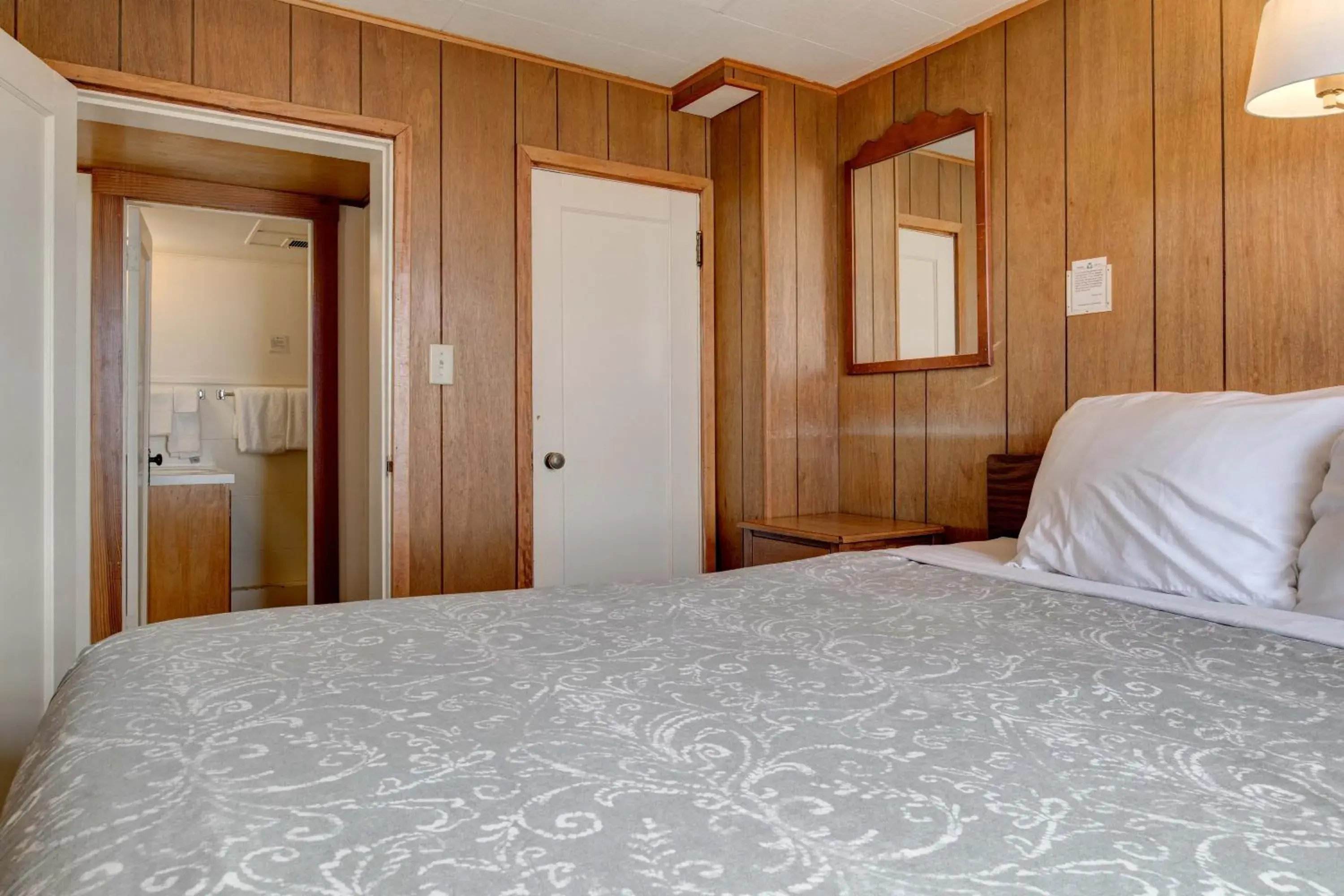 Photo of the whole room, Bed in Ester Lee Oceanview Inn Photo of the whole room, Bed in Ester Lee Oceanview Inn