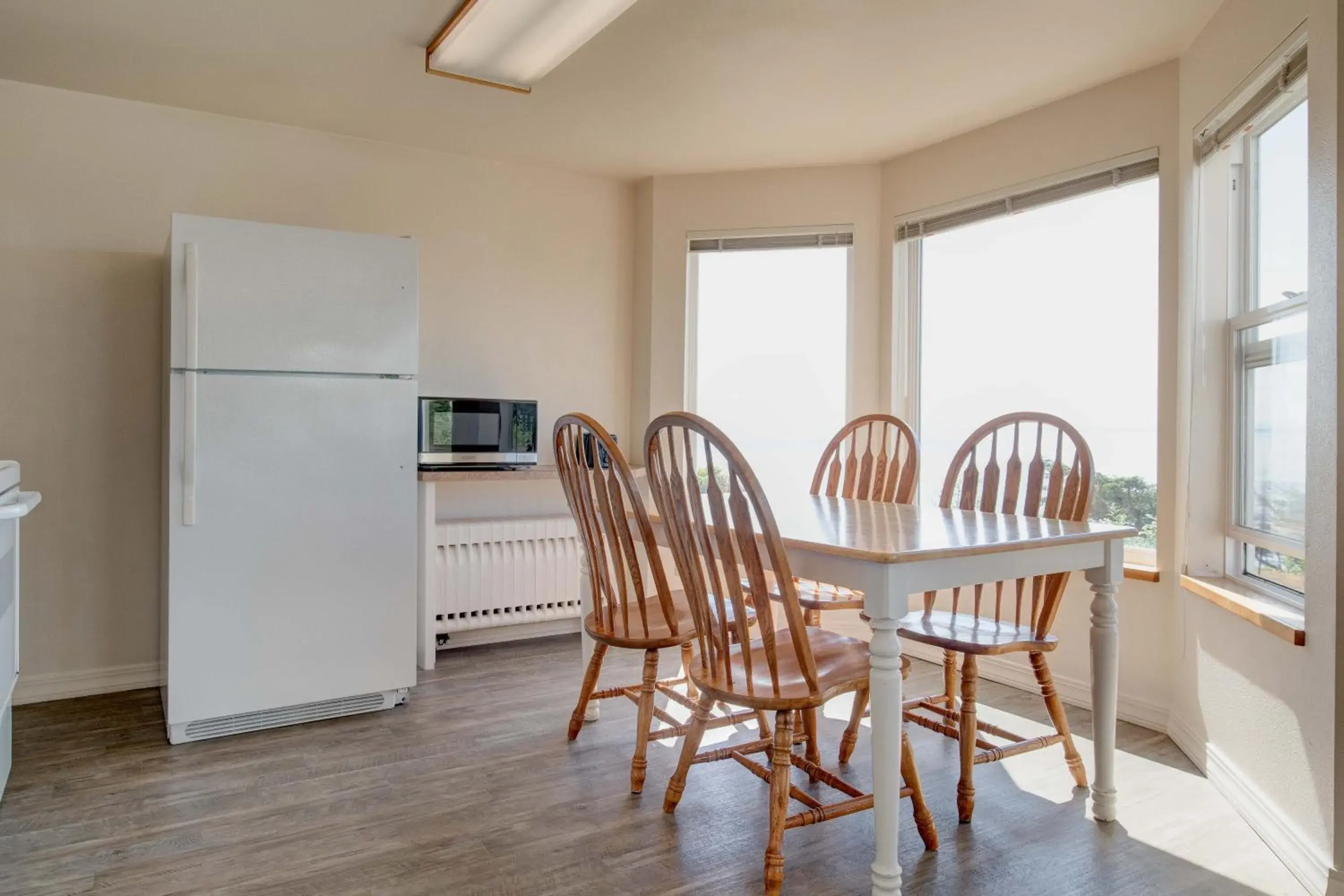 Kitchen or kitchenette in Ester Lee Oceanview Inn Kitchen or kitchenette in Ester Lee Oceanview Inn