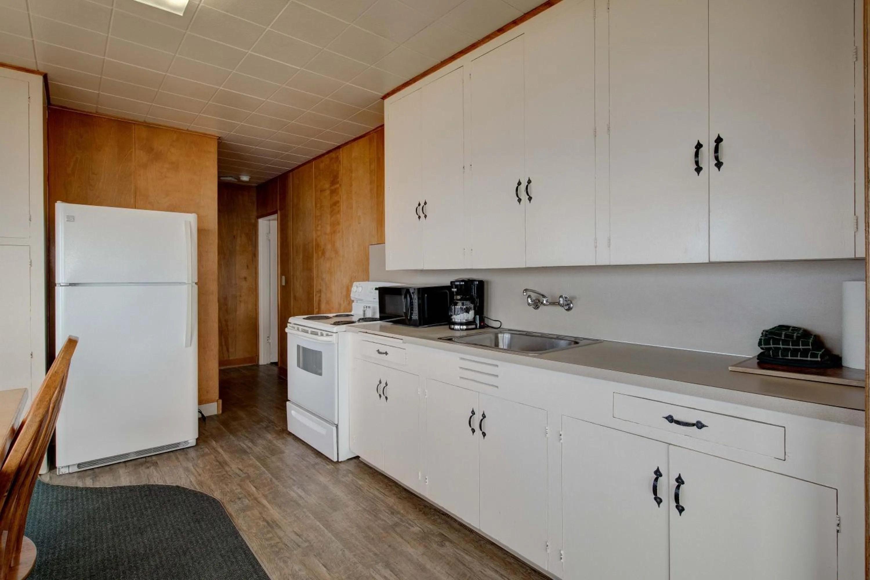 Kitchen or kitchenette in Ester Lee Oceanview Inn
