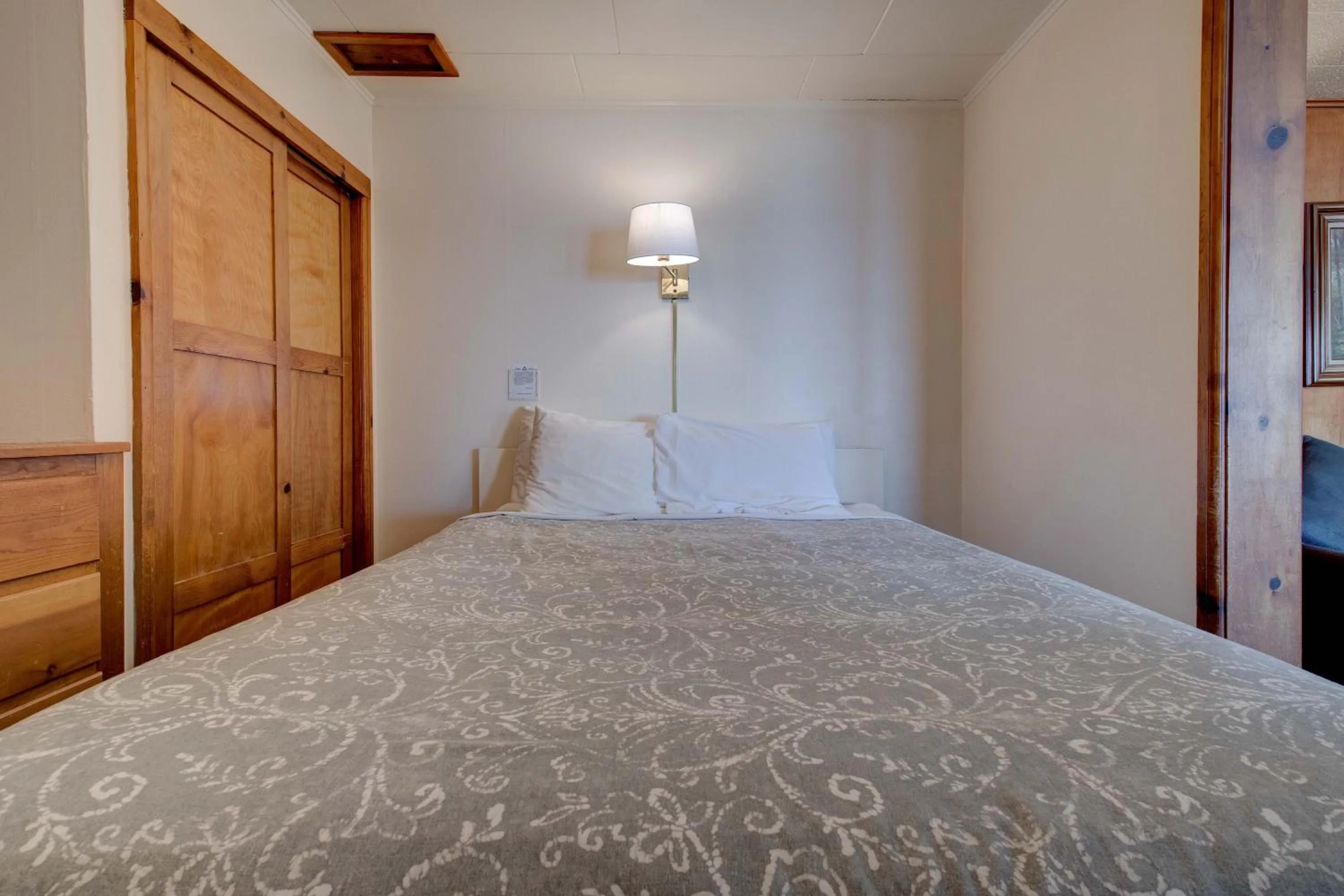 Bed in Ester Lee Oceanview Inn