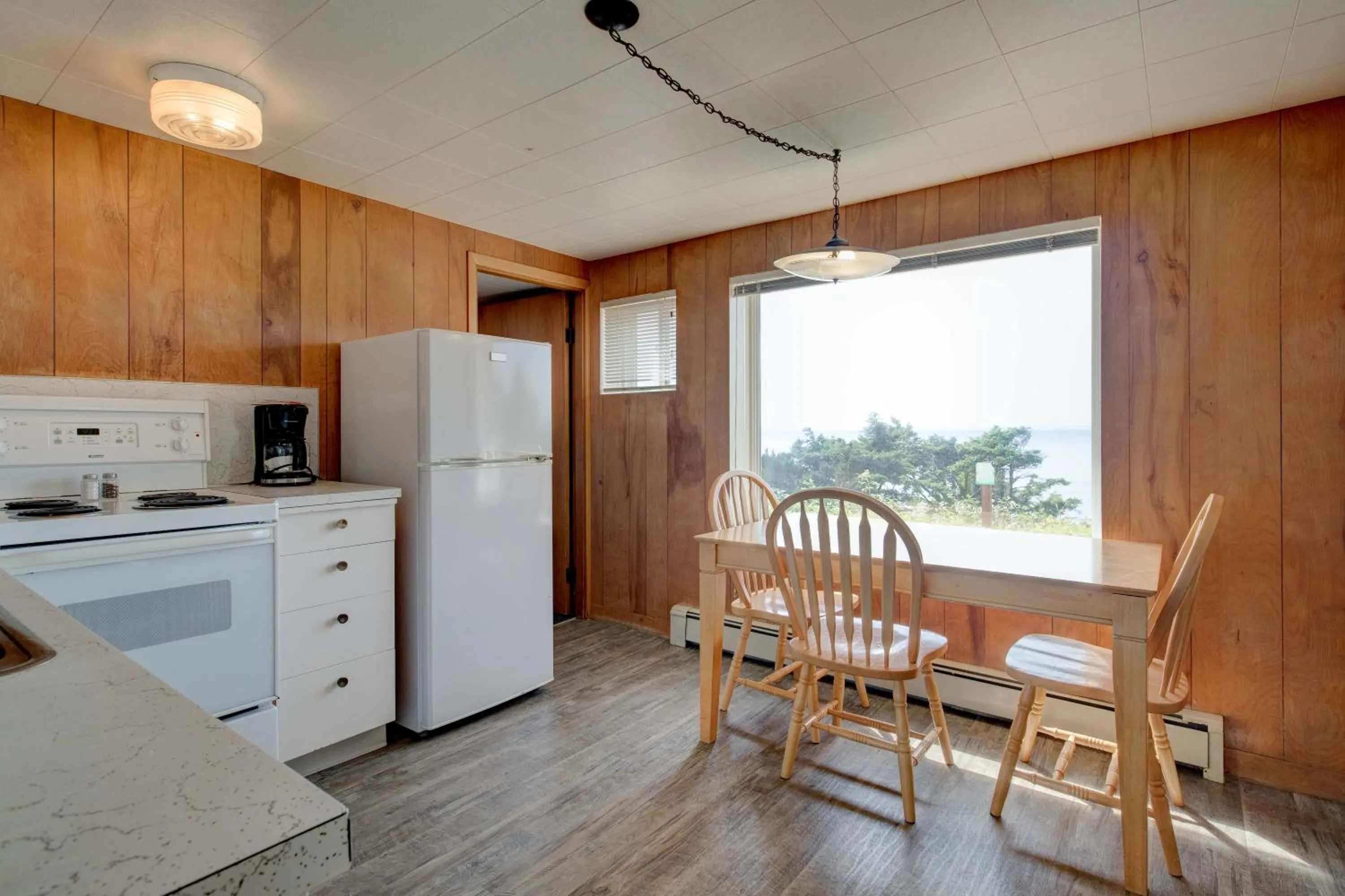 Kitchen or kitchenette in Ester Lee Oceanview Inn