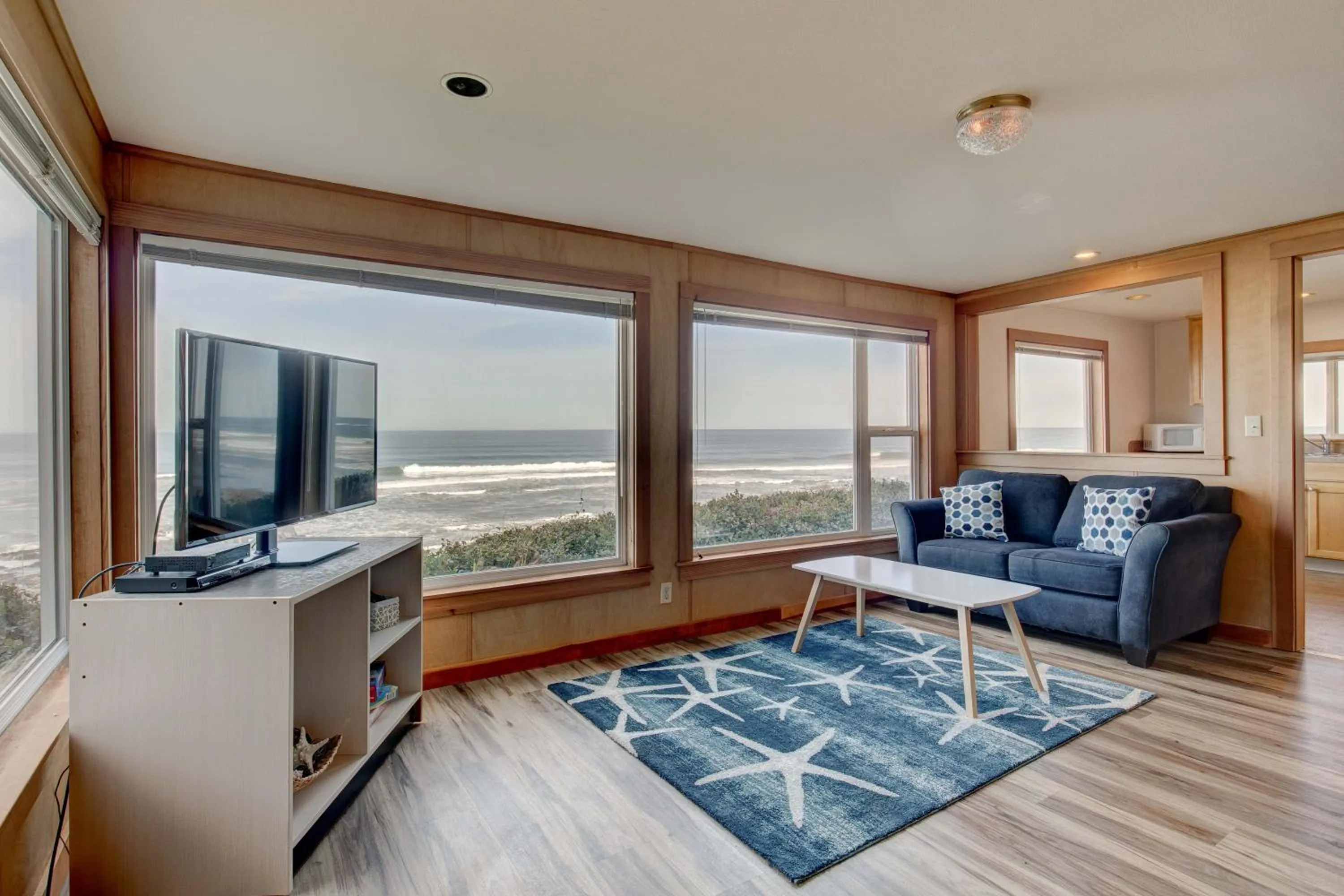 Living room in Ester Lee Oceanview Inn