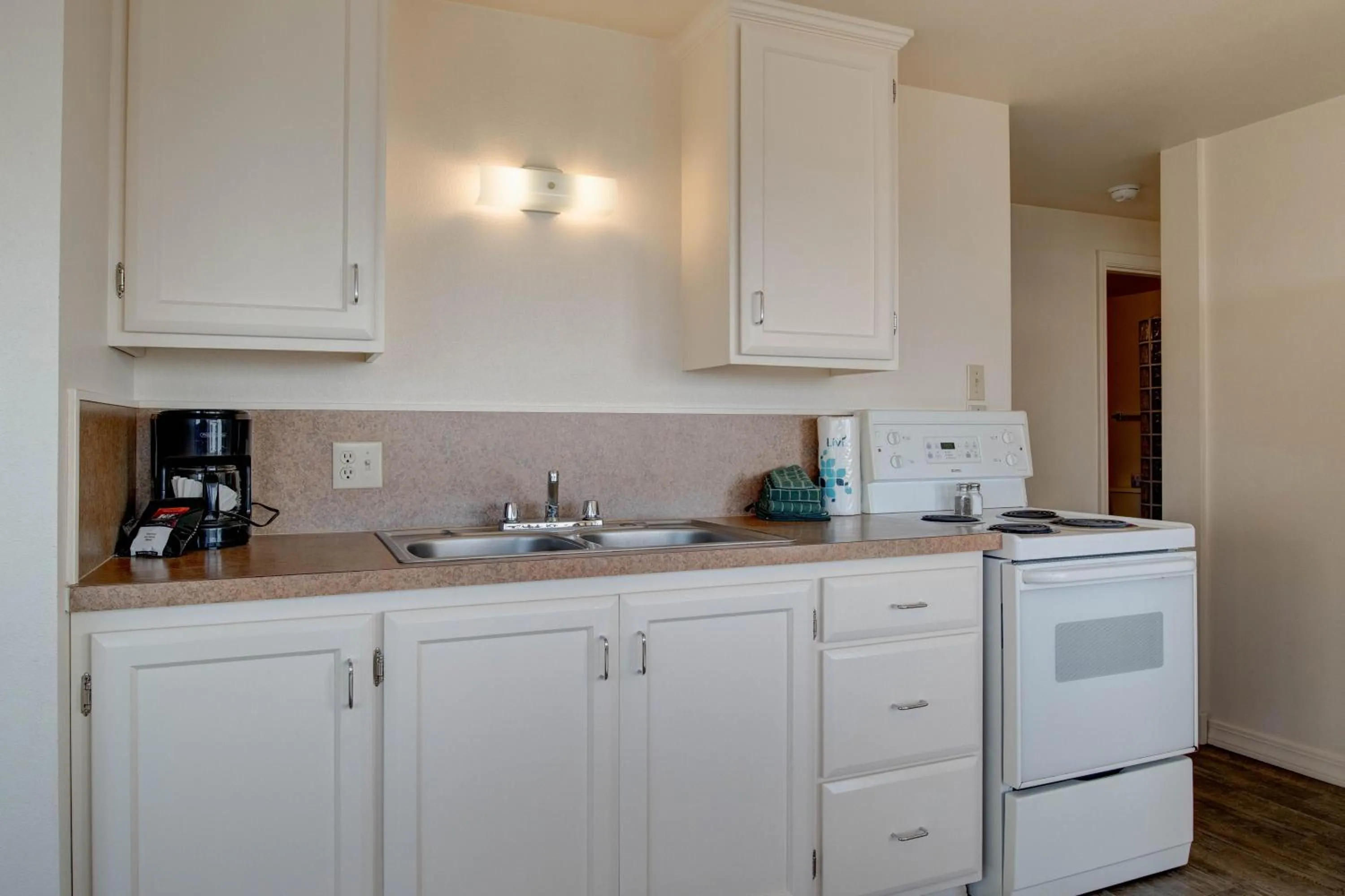 Kitchen or kitchenette in Ester Lee Oceanview Inn
