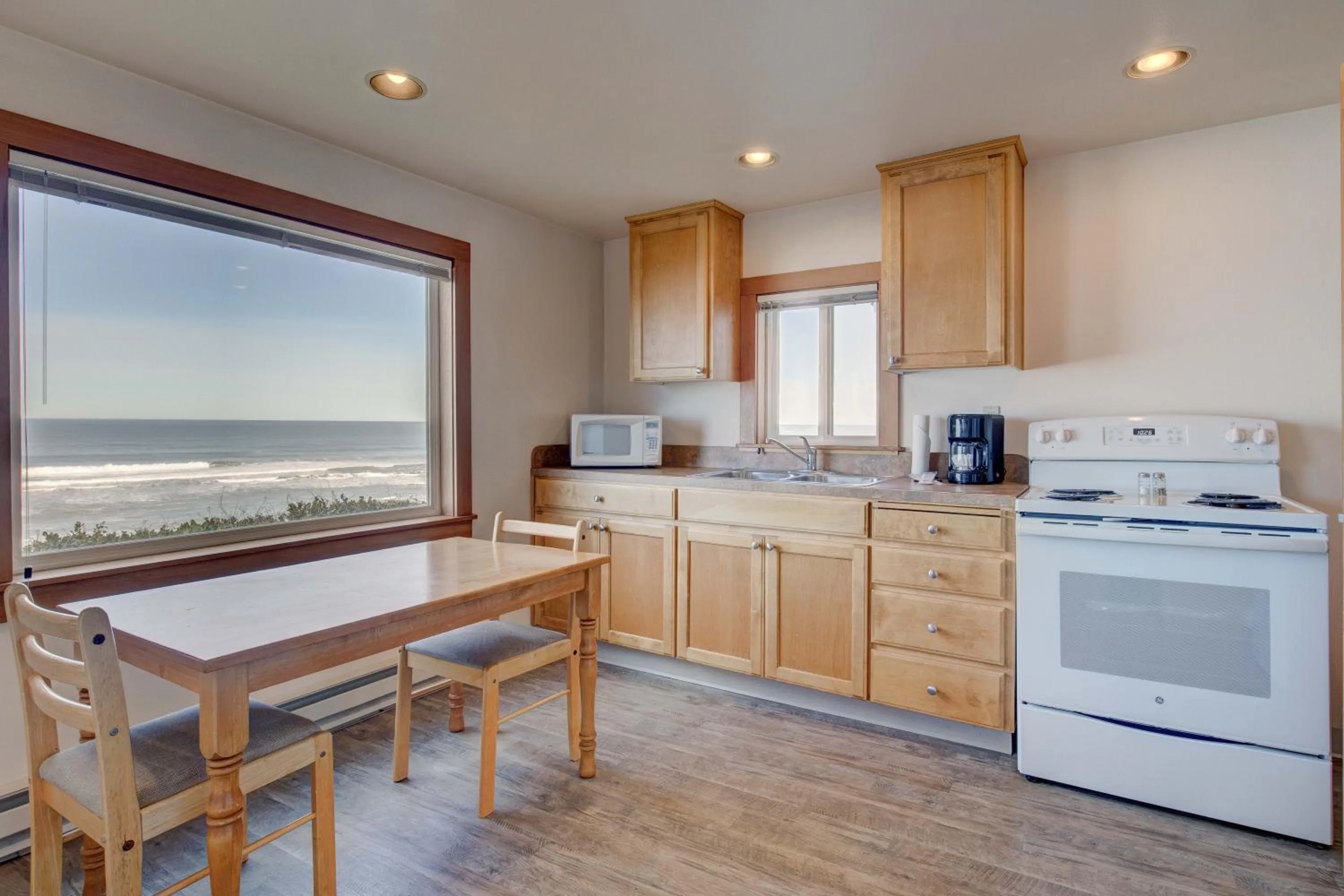 Kitchen or kitchenette in Ester Lee Oceanview Inn