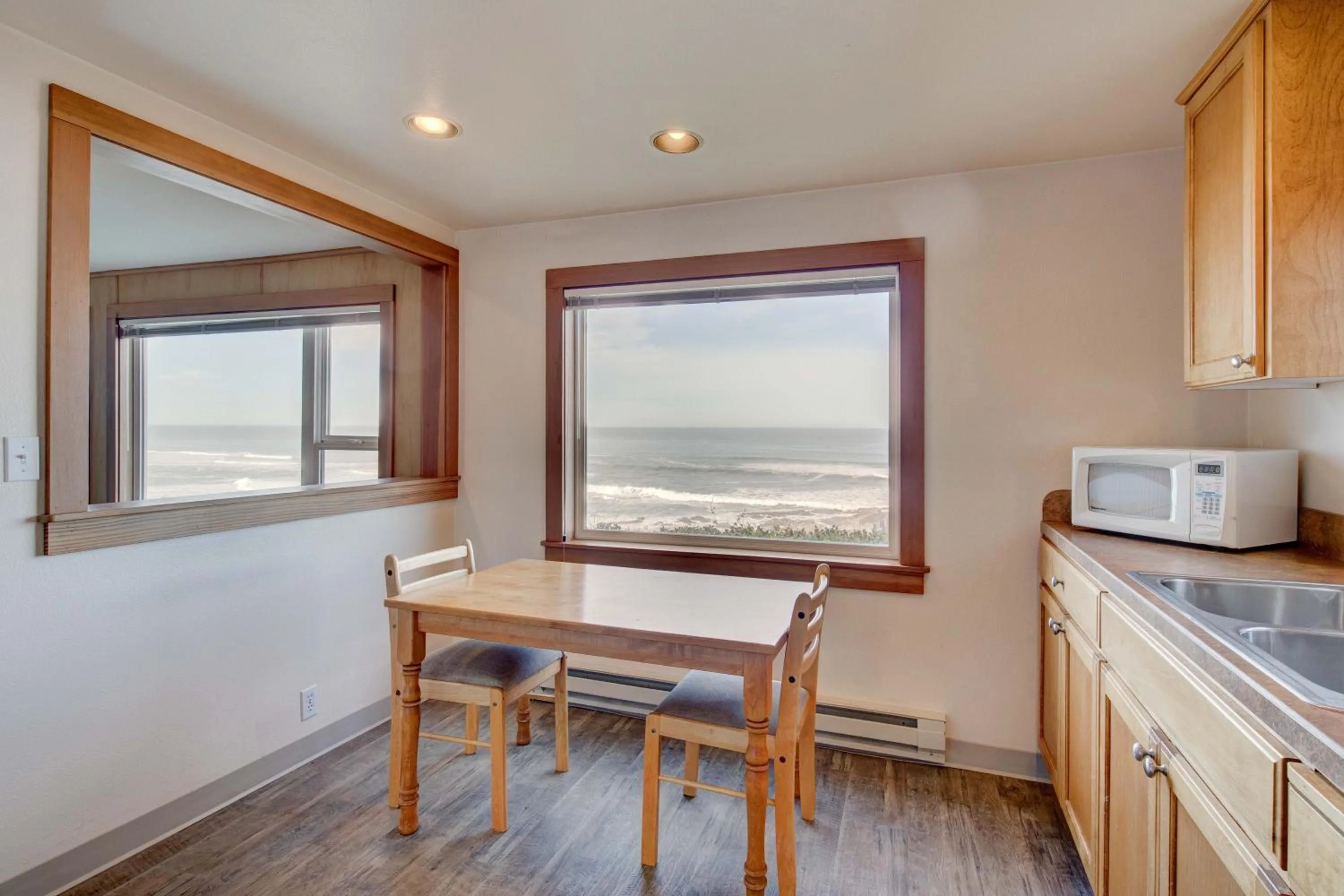 Kitchen or kitchenette in Ester Lee Oceanview Inn