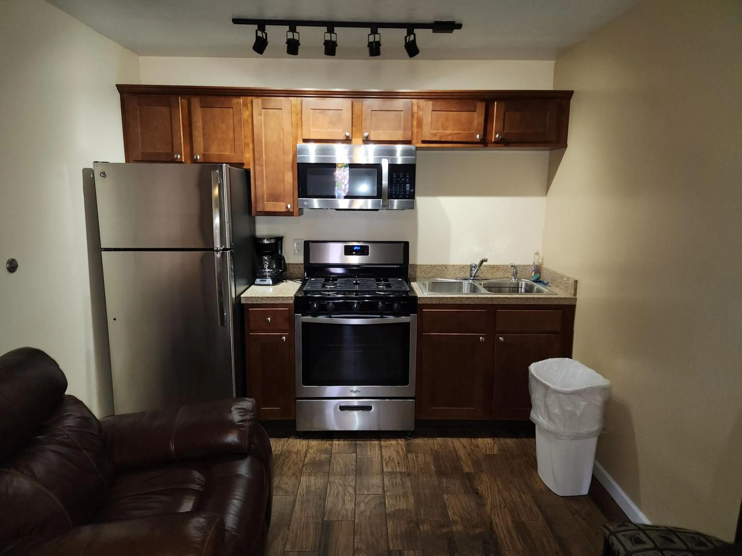 Kitchen or kitchenette in Jefferson Hills Motel