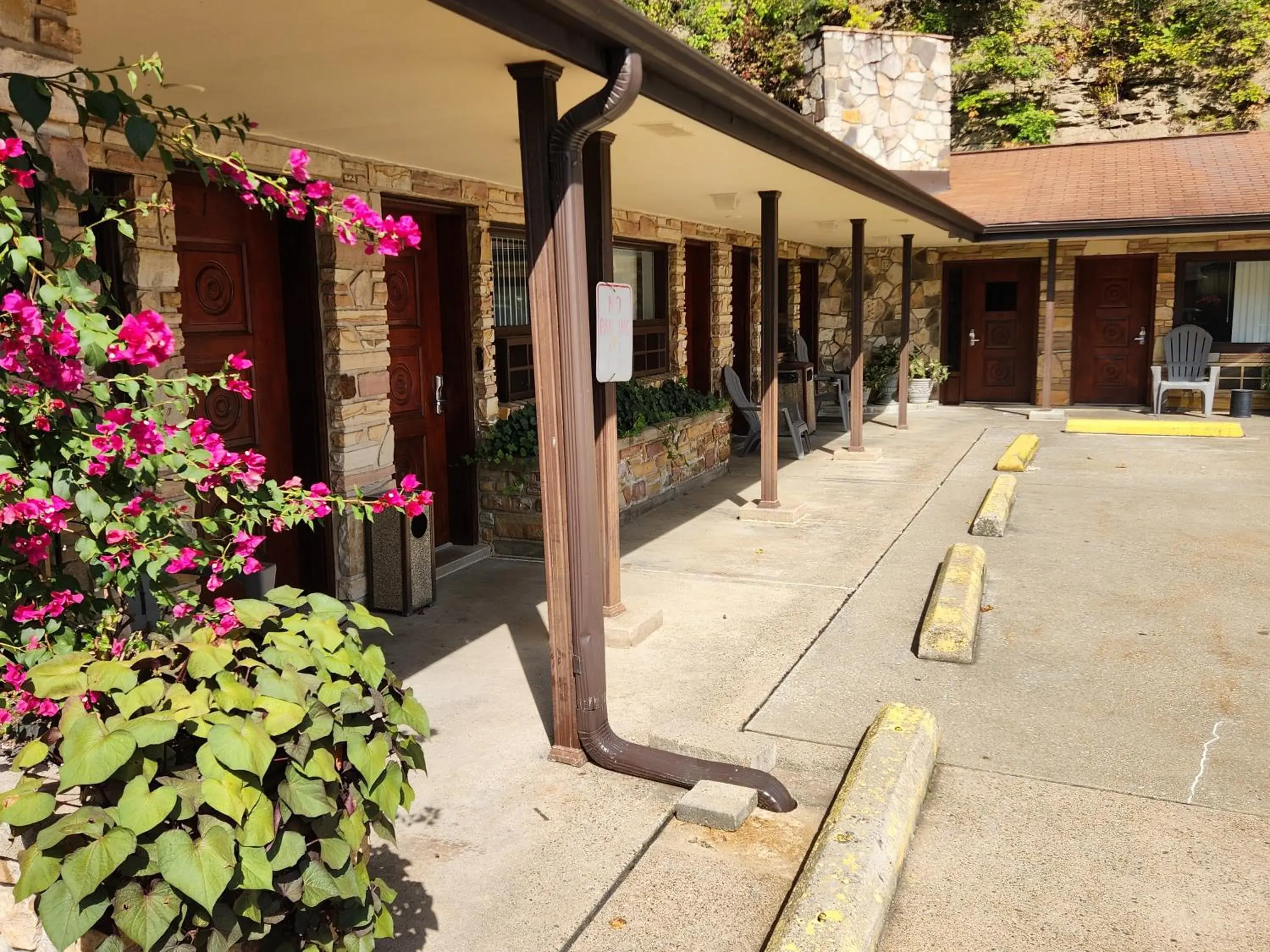 Property building in Jefferson Hills Motel Property building in Jefferson Hills Motel