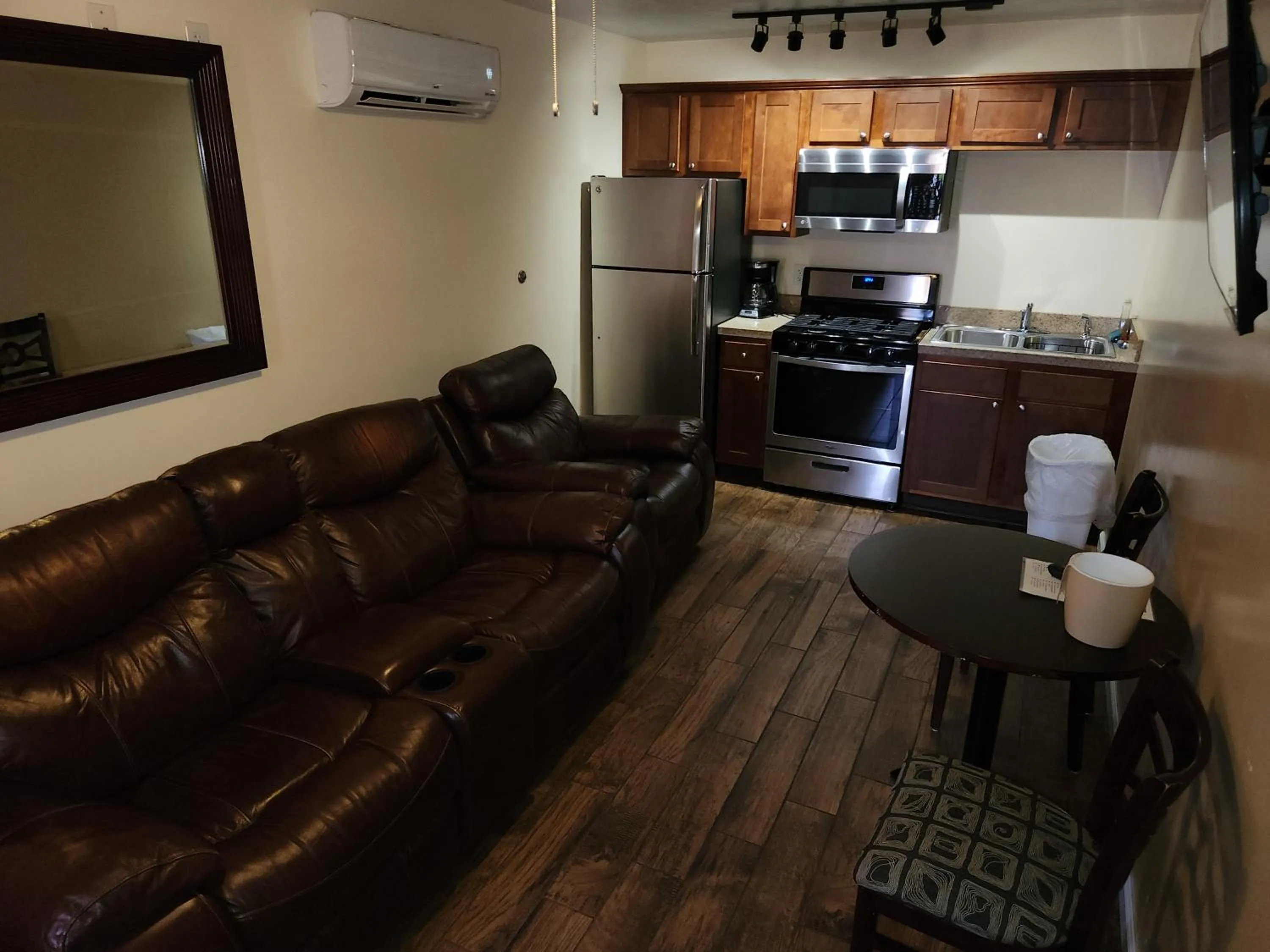 kitchen in Jefferson Hills Motel