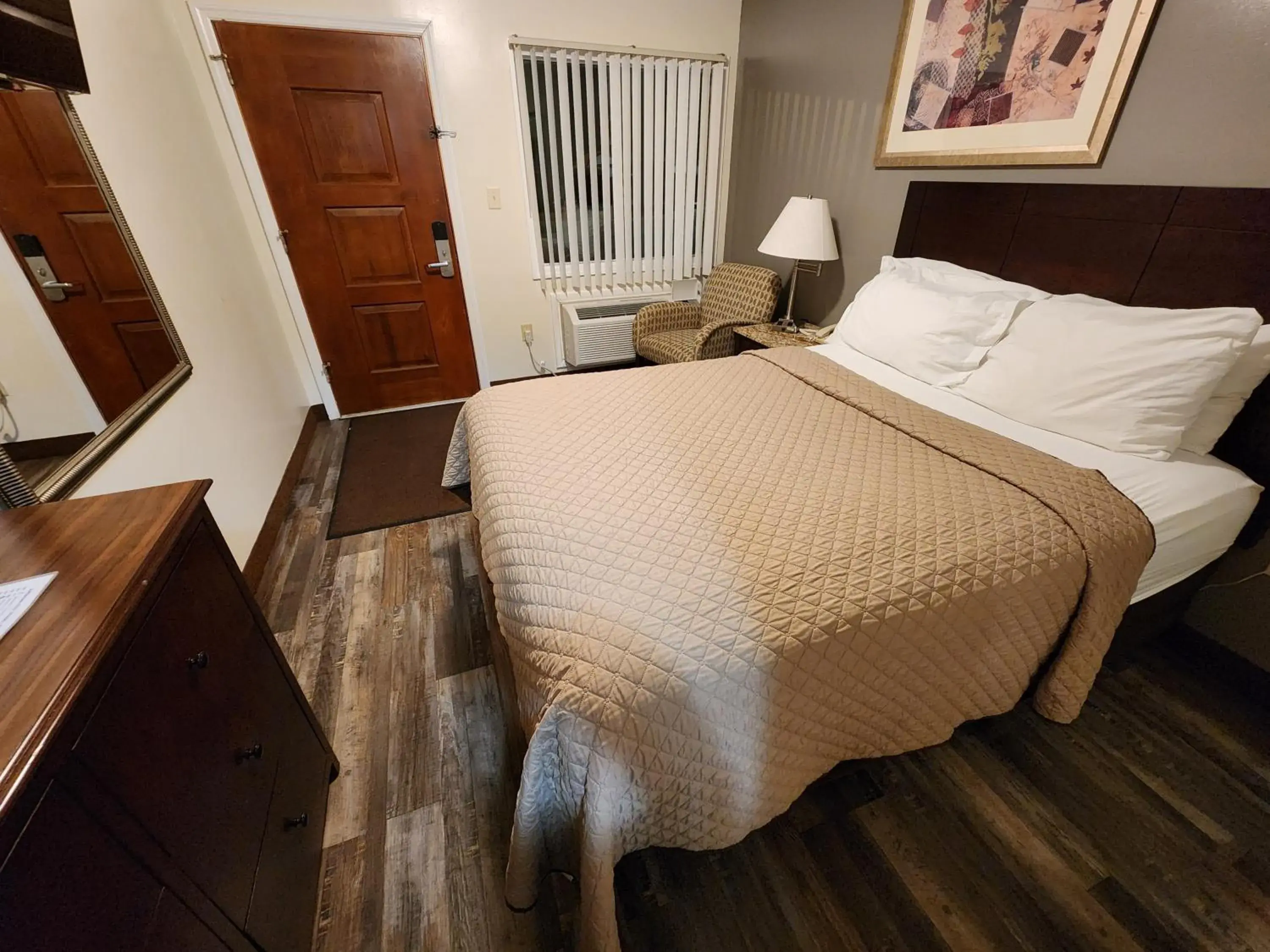 Bed in Jefferson Hills Motel Bed in Jefferson Hills Motel