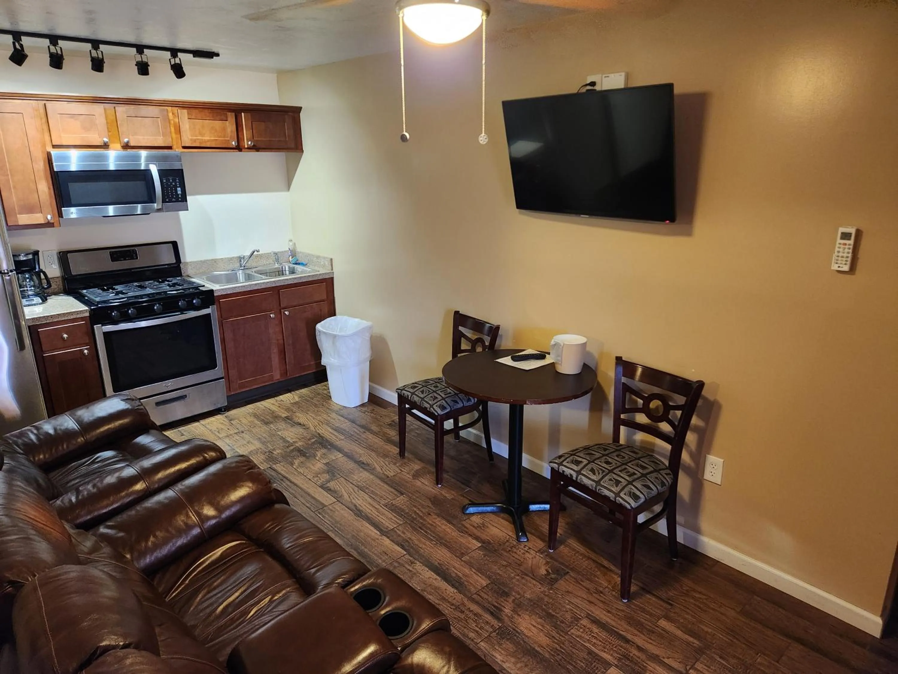 Dining area in Jefferson Hills Motel