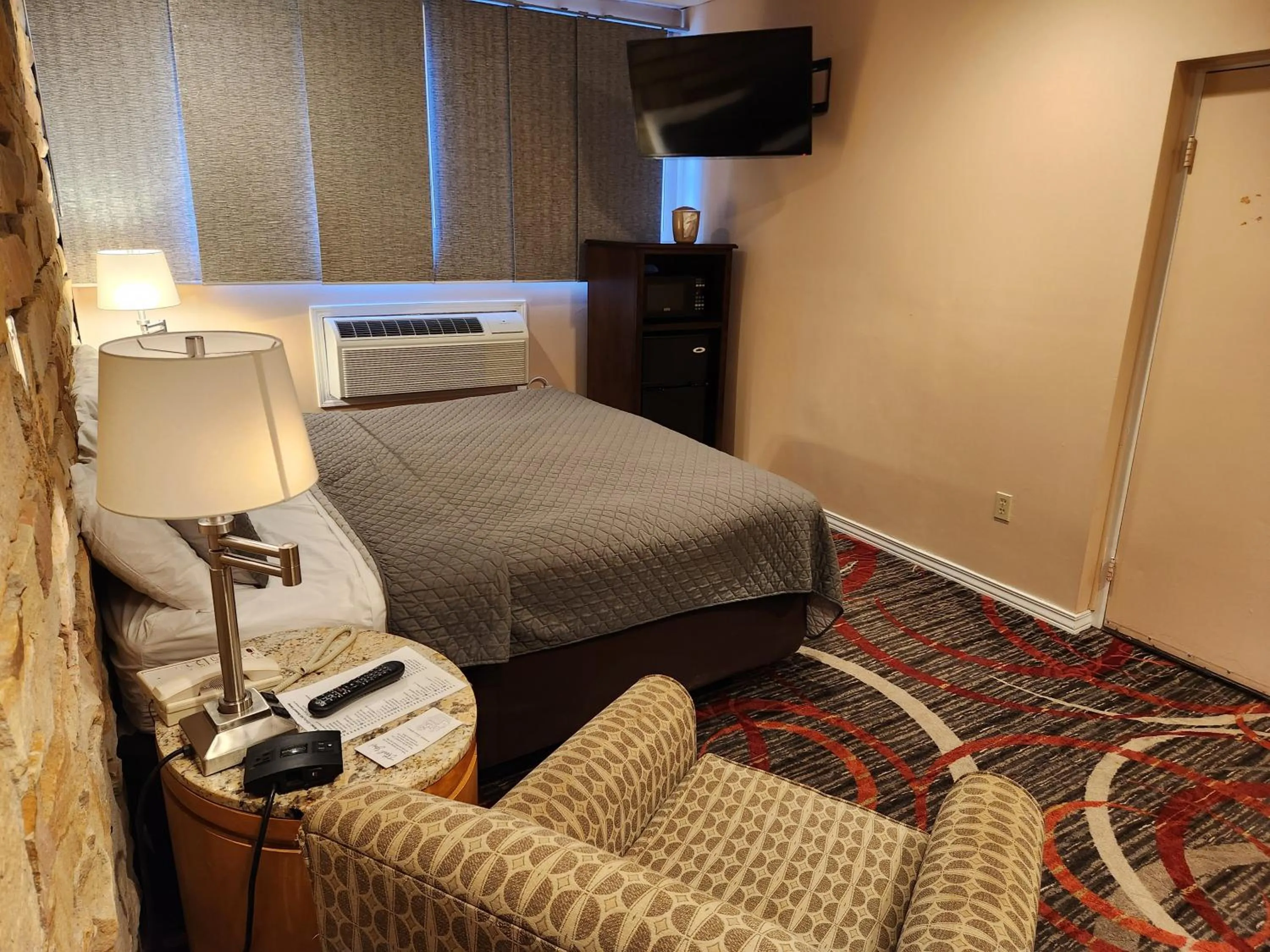 Bedroom, Bed in Jefferson Hills Motel