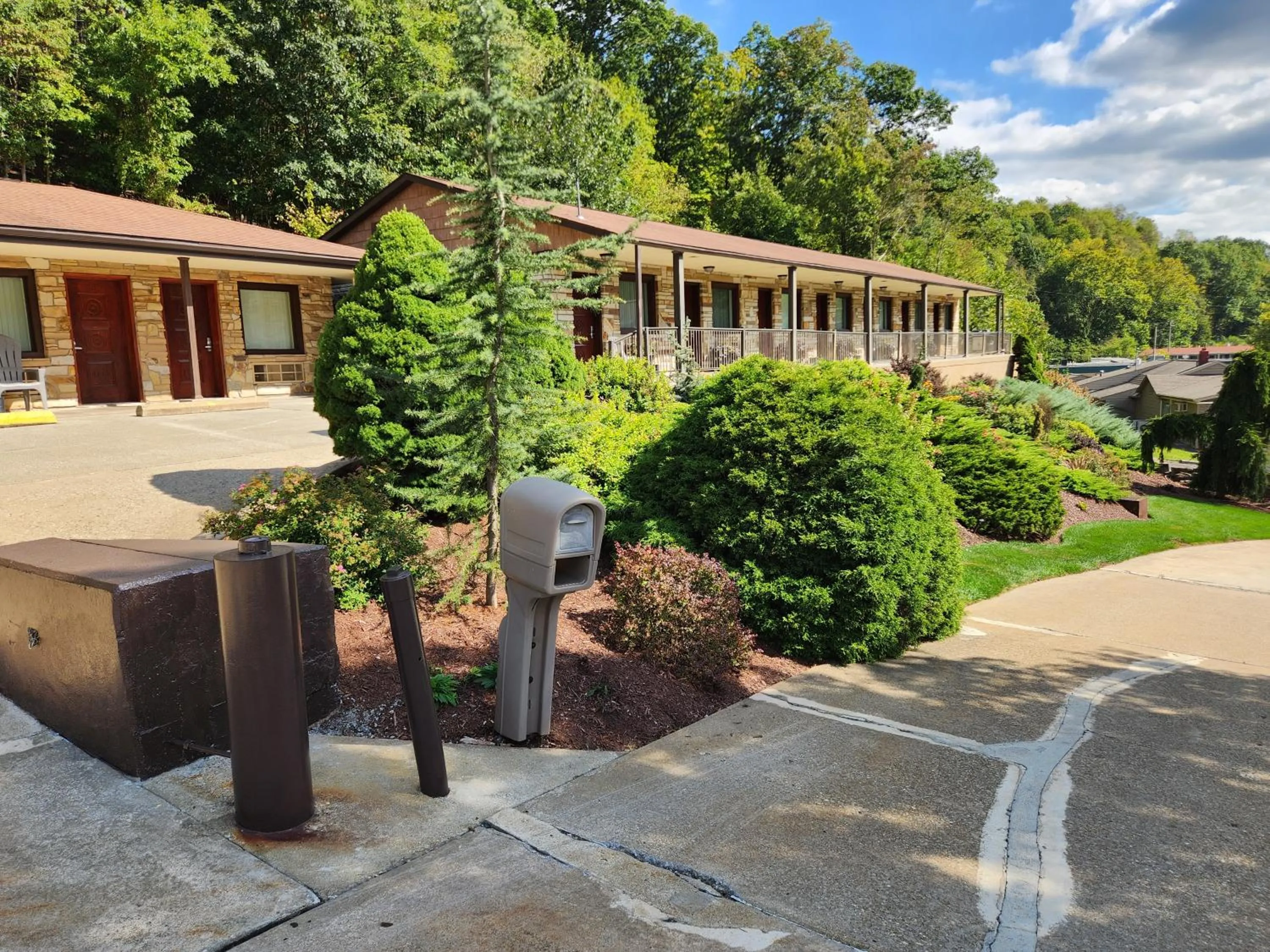 Property building in Jefferson Hills Motel