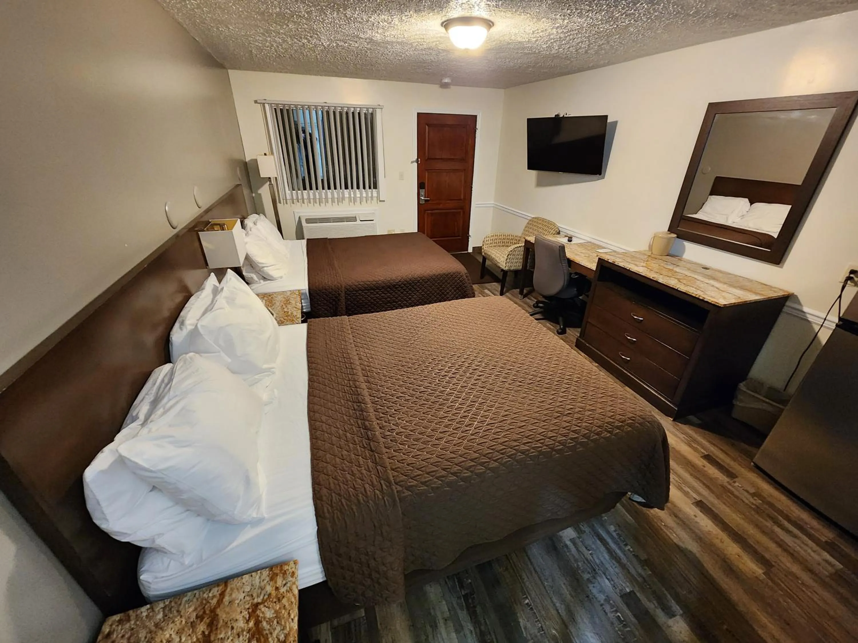 Photo of the whole room, Bed in Jefferson Hills Motel