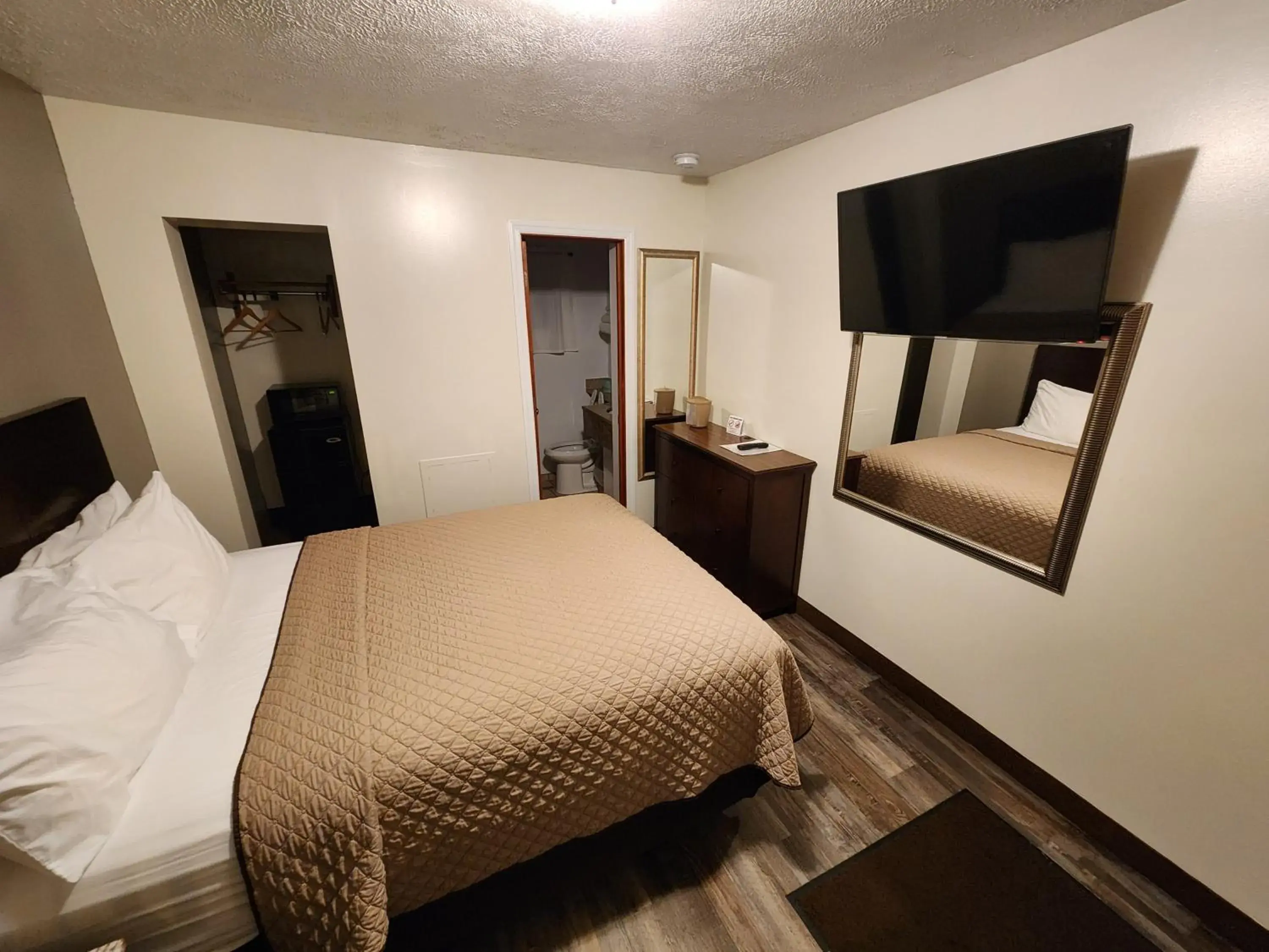 Bed in Jefferson Hills Motel Bed in Jefferson Hills Motel