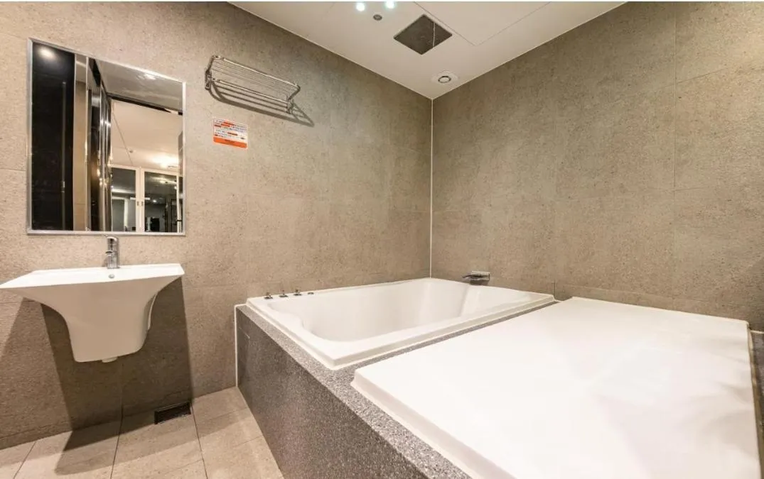 Shower, Bed in Idea Hotel