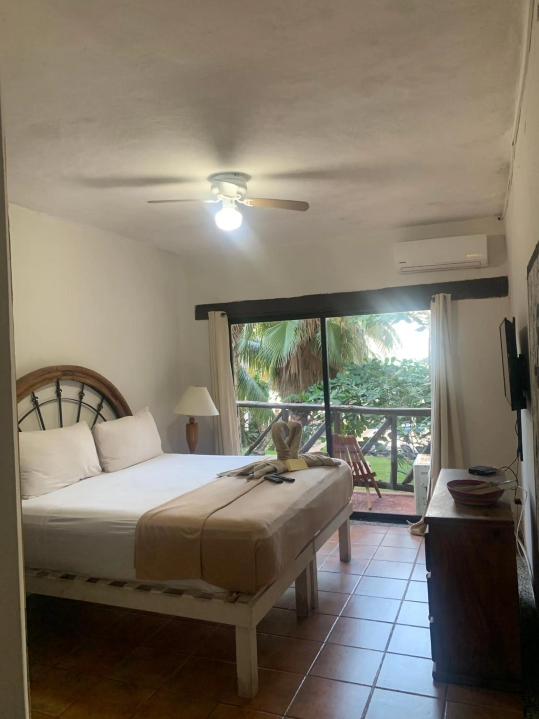 Photo of the whole room, Bed in Casa CARIBE Cancun